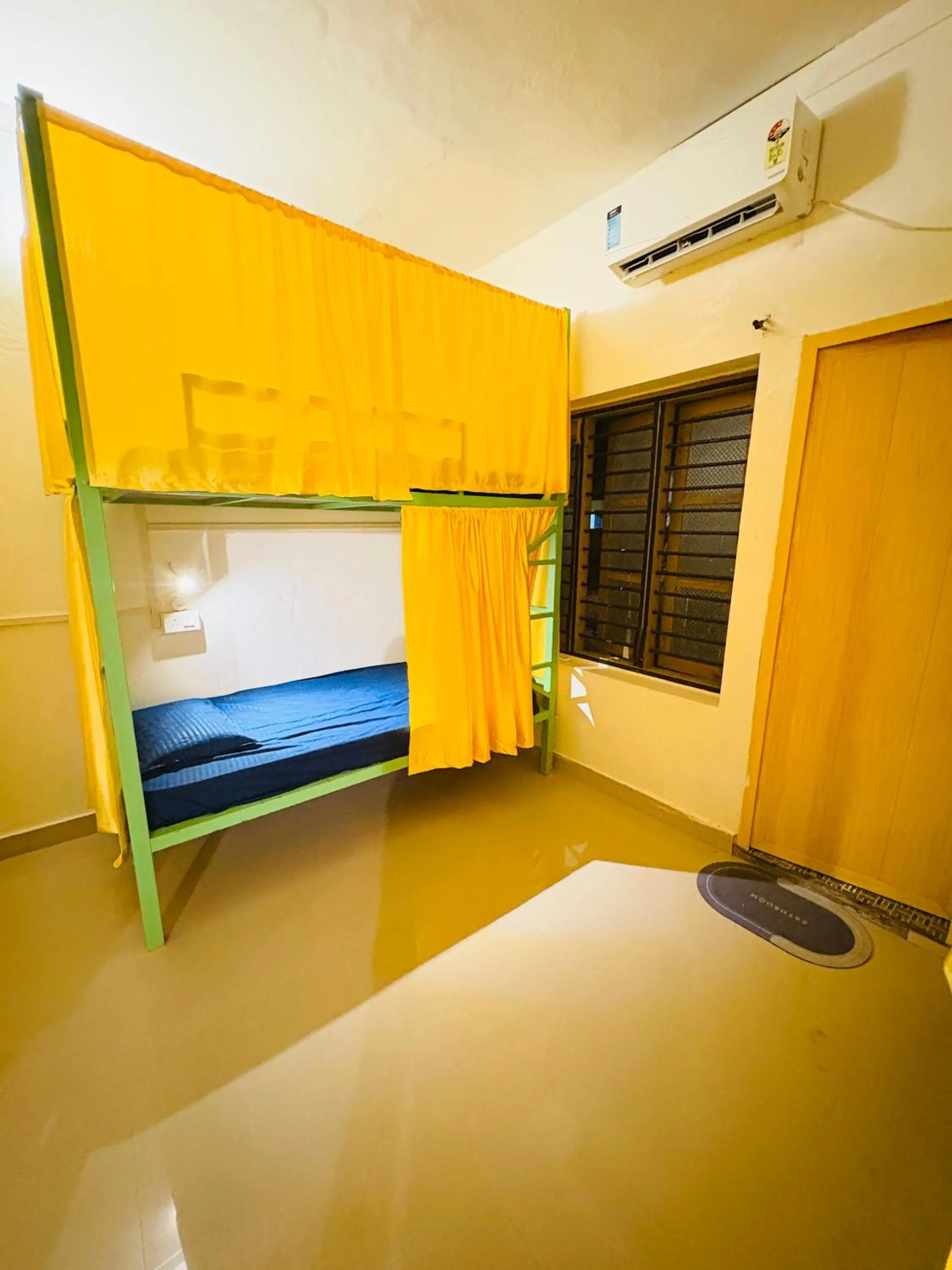 Bed in 4-Bed Mixed Dormitory Room in The Yes Hostel - House of Backpackers & Digital Nomads