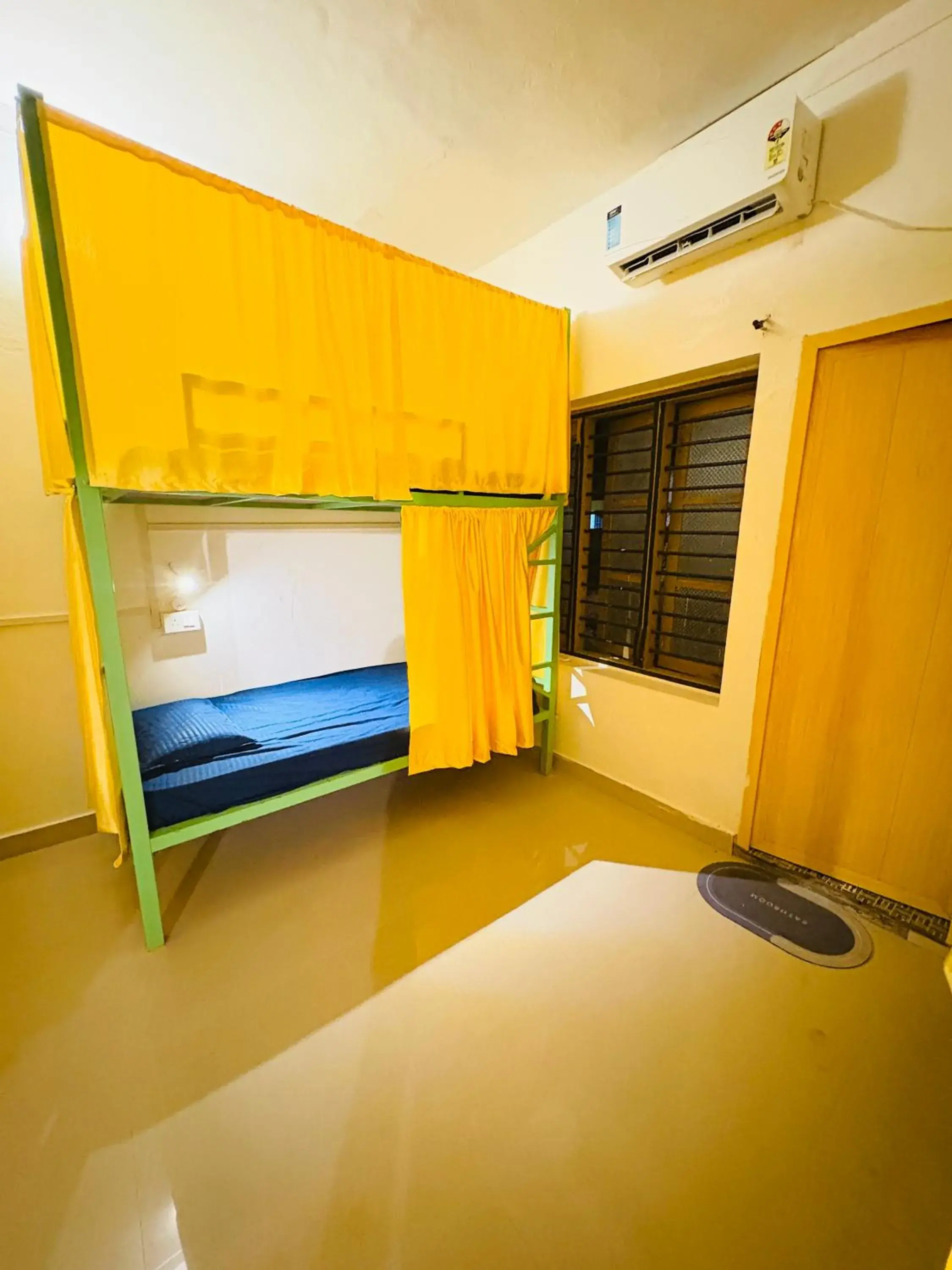 Bed in 4-Bed Mixed Dormitory Room in The Yes Hostel - House of Backpackers & Digital Nomads Bed in 4-Bed Mixed Dormitory Room in The Yes Hostel - House of Backpackers & Digital Nomads