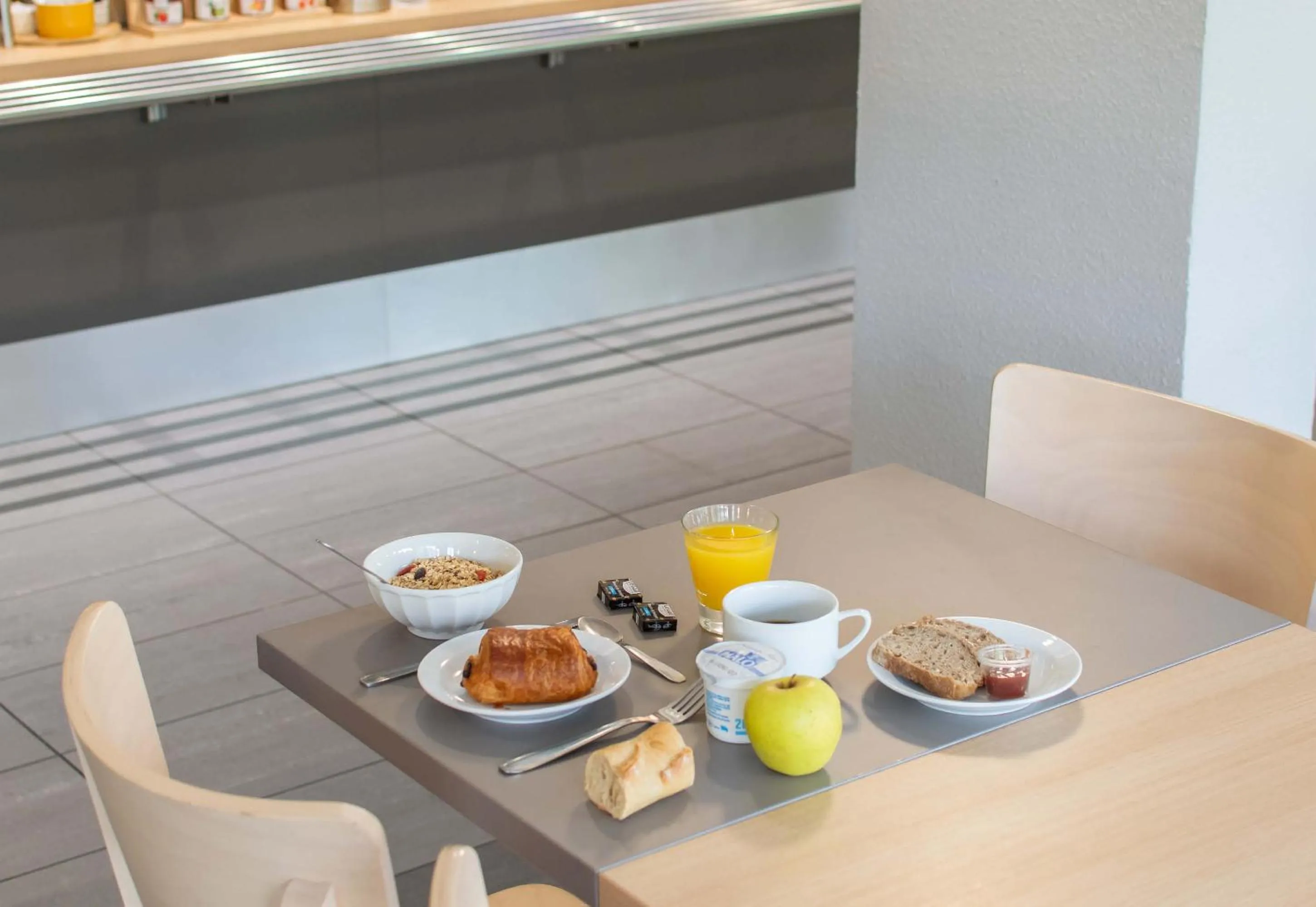 Buffet breakfast in B&B HOTEL Alès - Pôle Mécanique