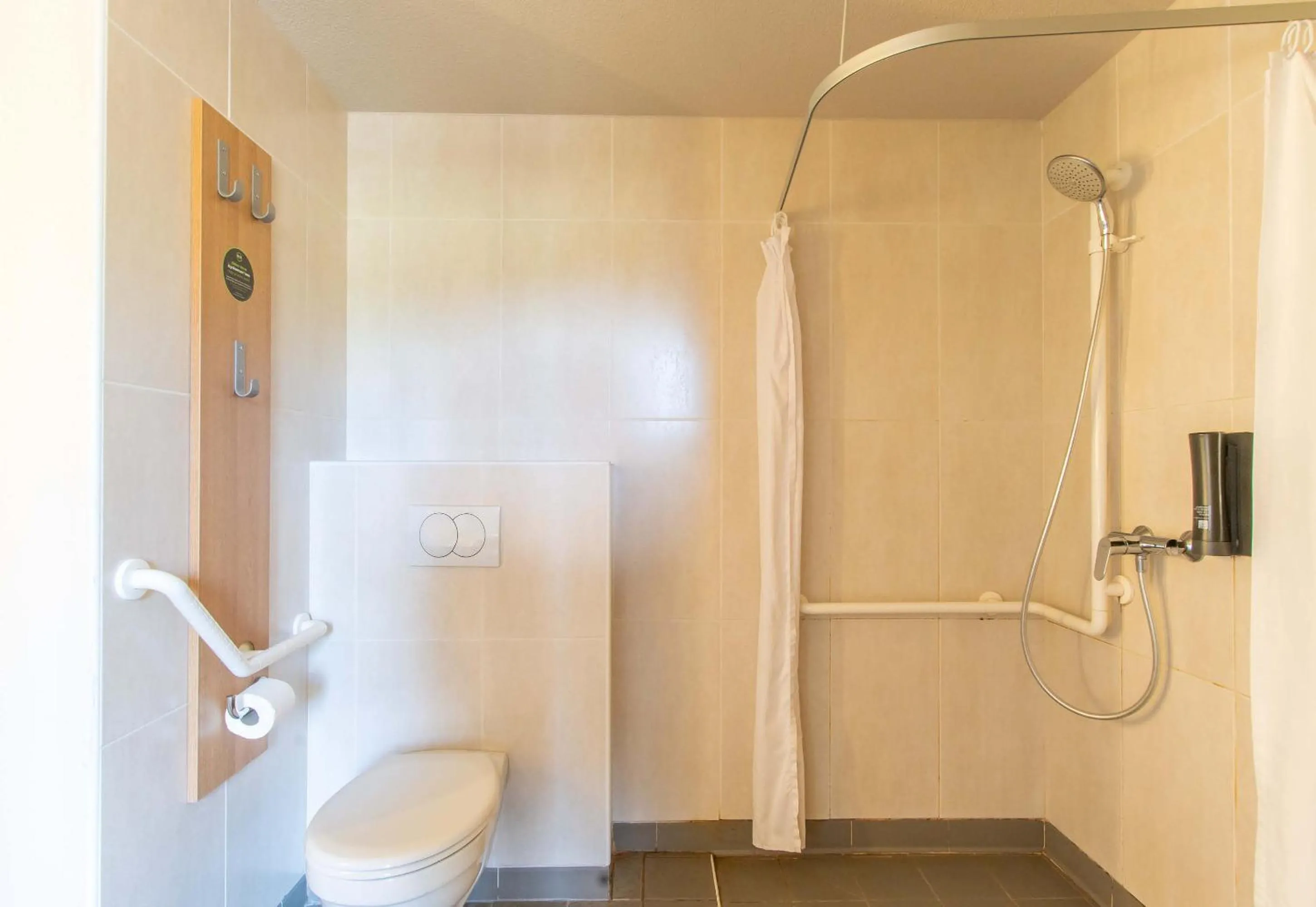 Bathroom in B&B HOTEL Alès - Pôle Mécanique