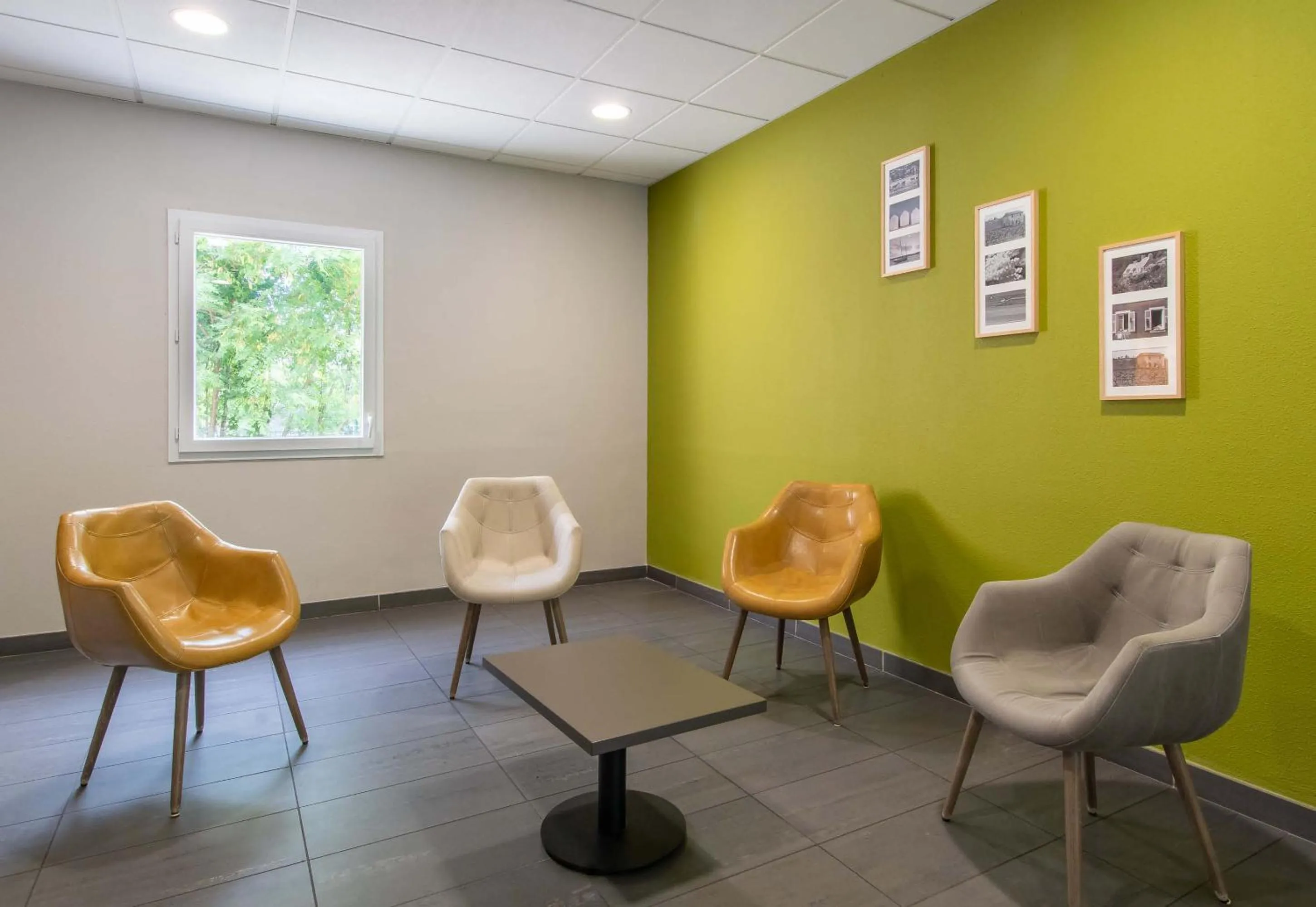 Seating area in B&B HOTEL Alès - Pôle Mécanique