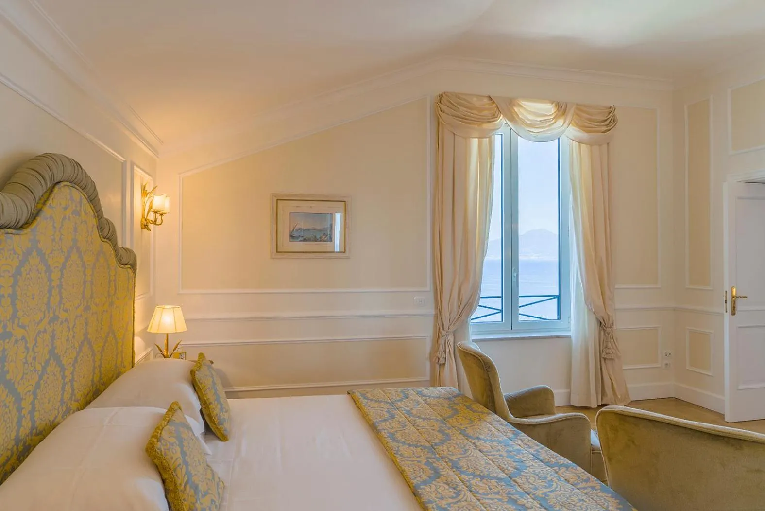 Sea view, Bed in Grand Hotel Excelsior Vittoria