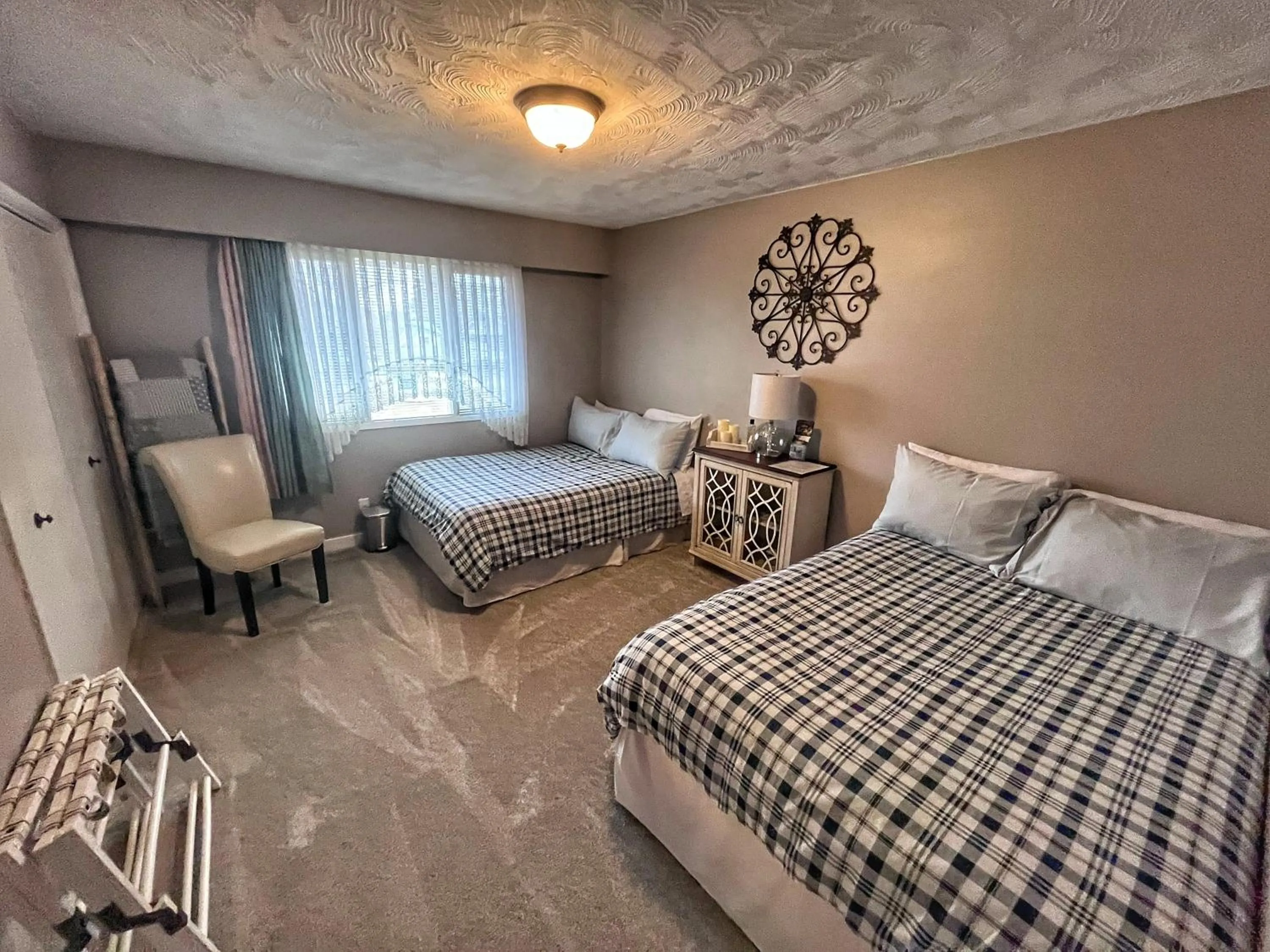 Photo of the whole room, Bed in Sunny Shuswap B&B