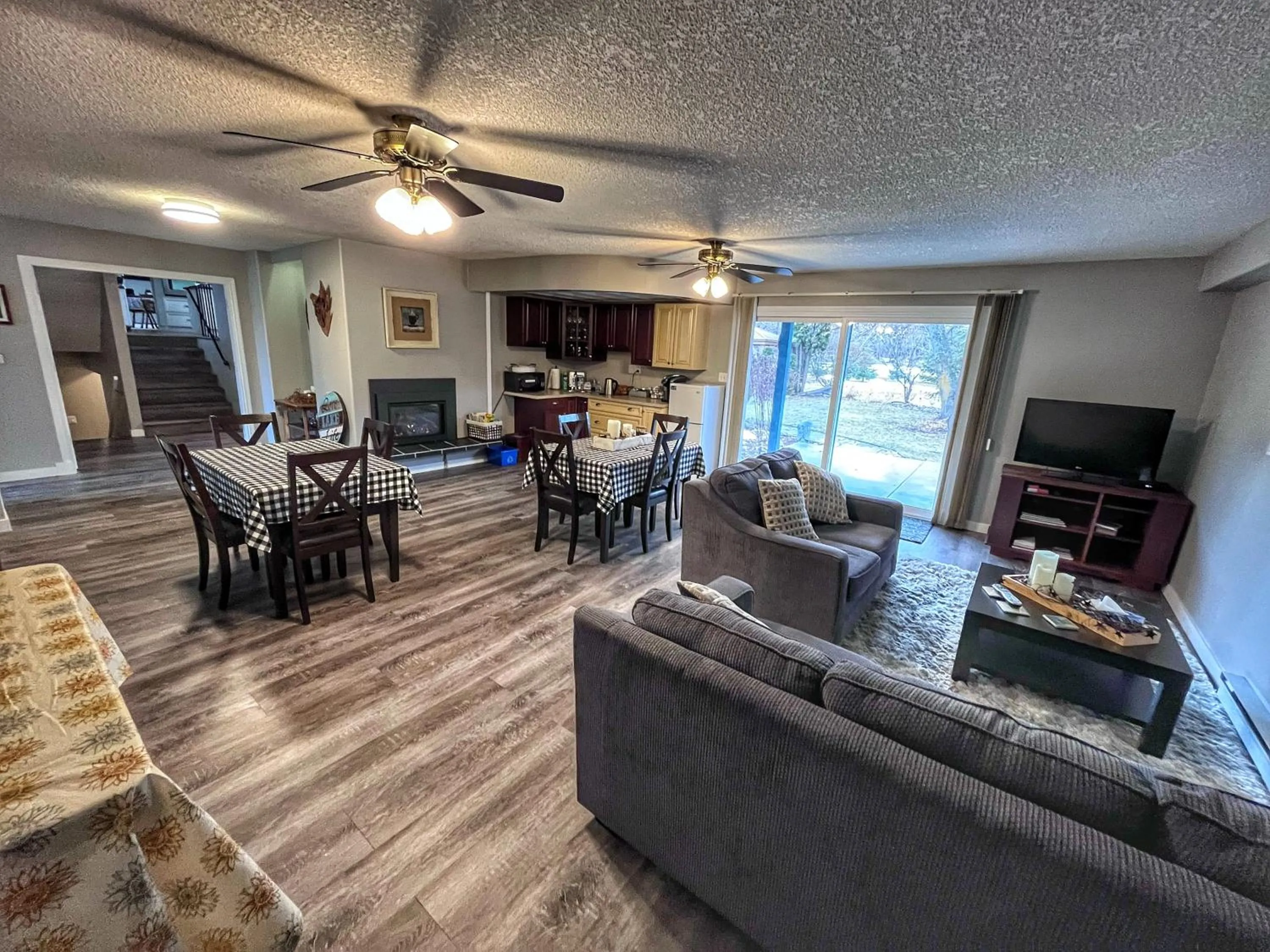 Communal lounge/ TV room in Sunny Shuswap B&B