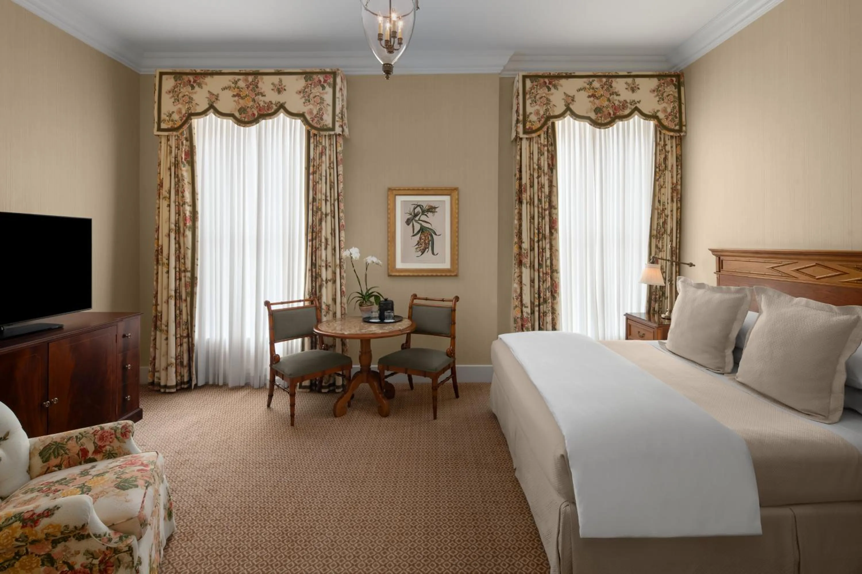 Bedroom, Bed in Capital Hotel