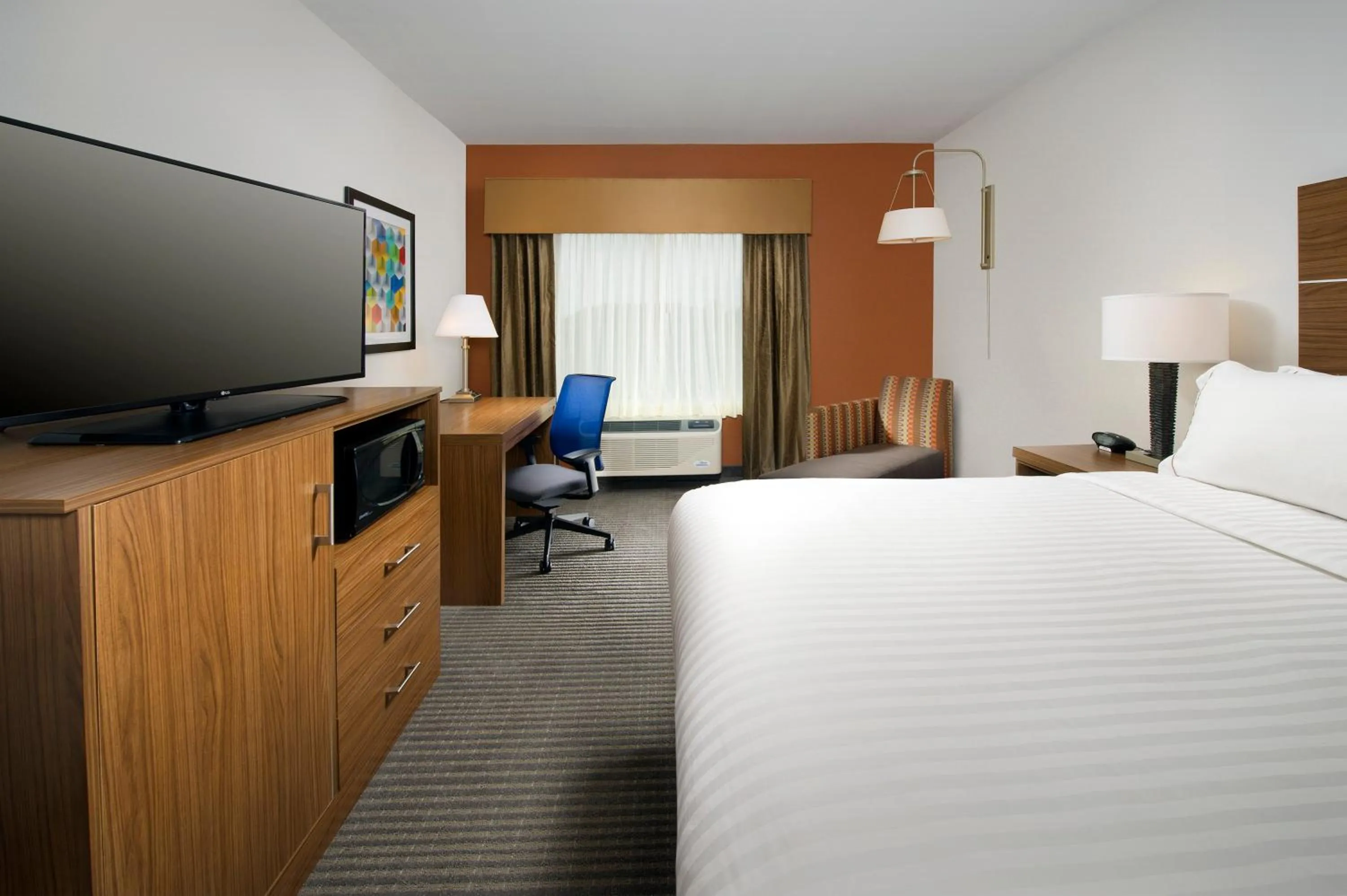 Photo of the whole room, Bed in Holiday Inn Express & Suites Bay City by IHG