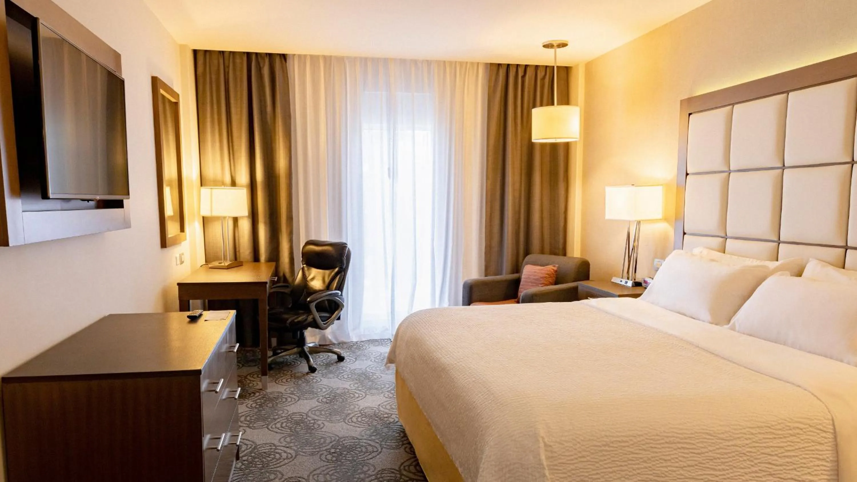 Photo of the whole room, Bed in Holiday Inn Express & Suites Chihuahua Juventud by IHG