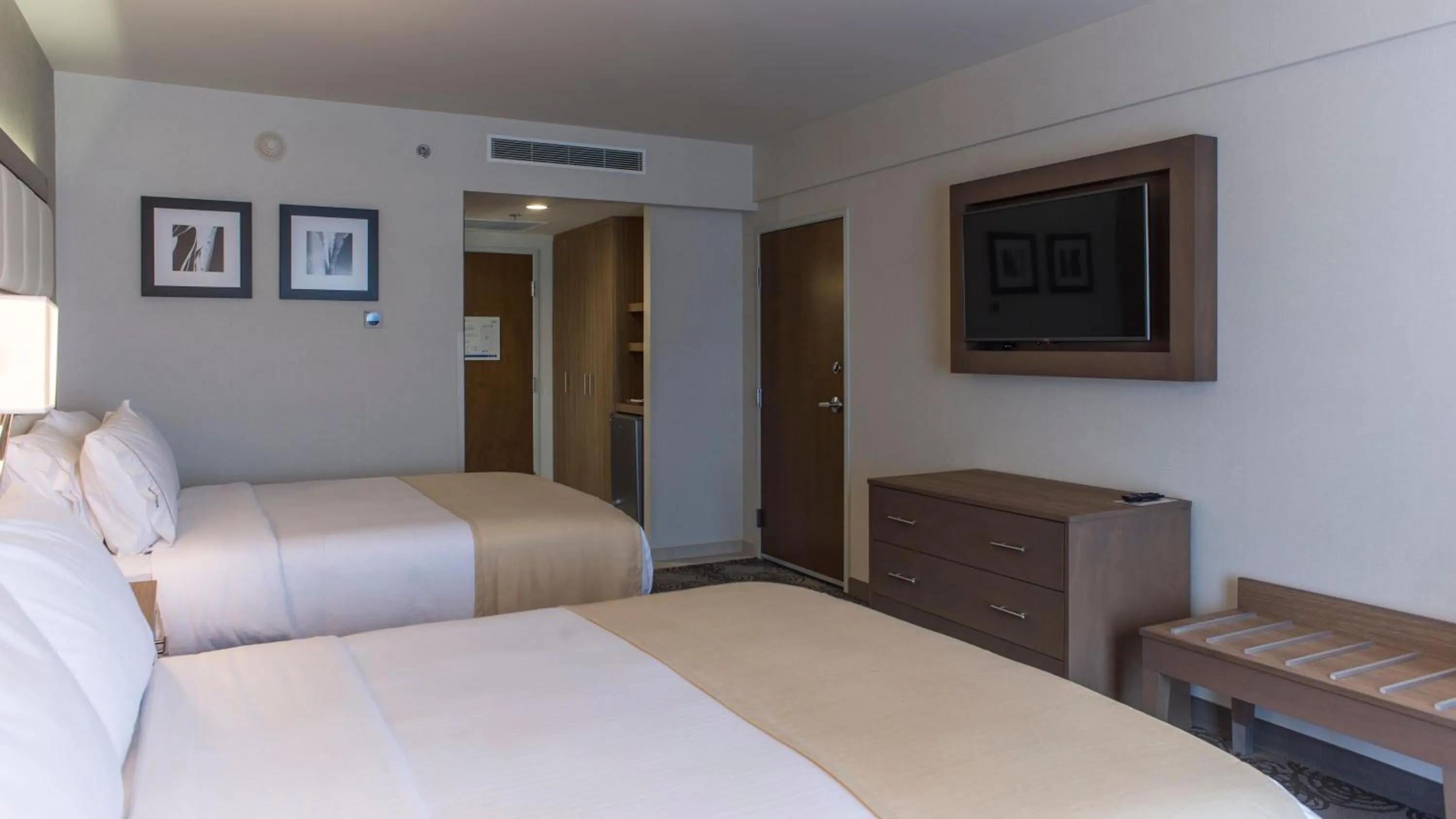 Photo of the whole room, Bed in Holiday Inn Express & Suites Chihuahua Juventud by IHG