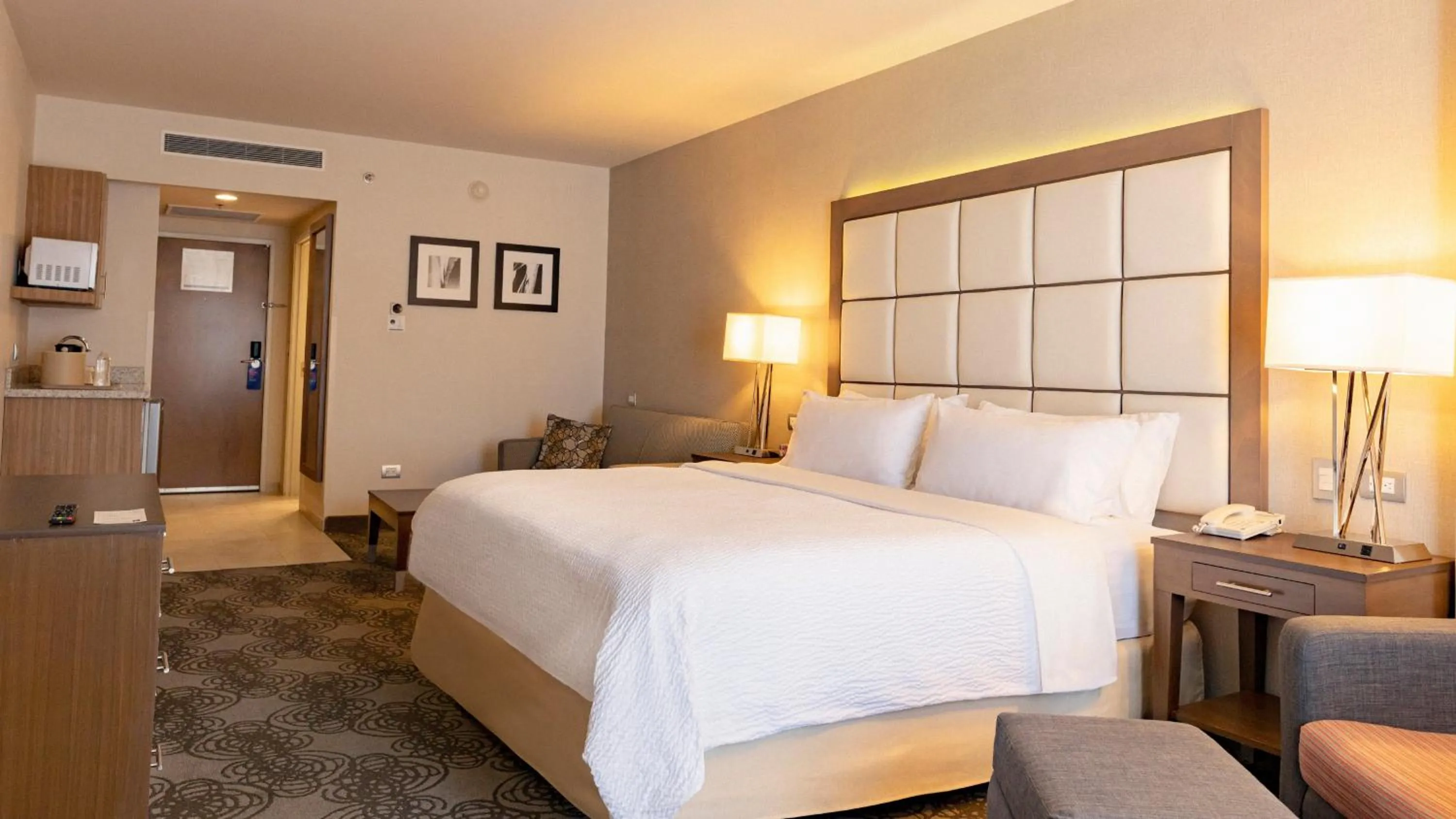 Photo of the whole room, Bed in Holiday Inn Express & Suites Chihuahua Juventud by IHG