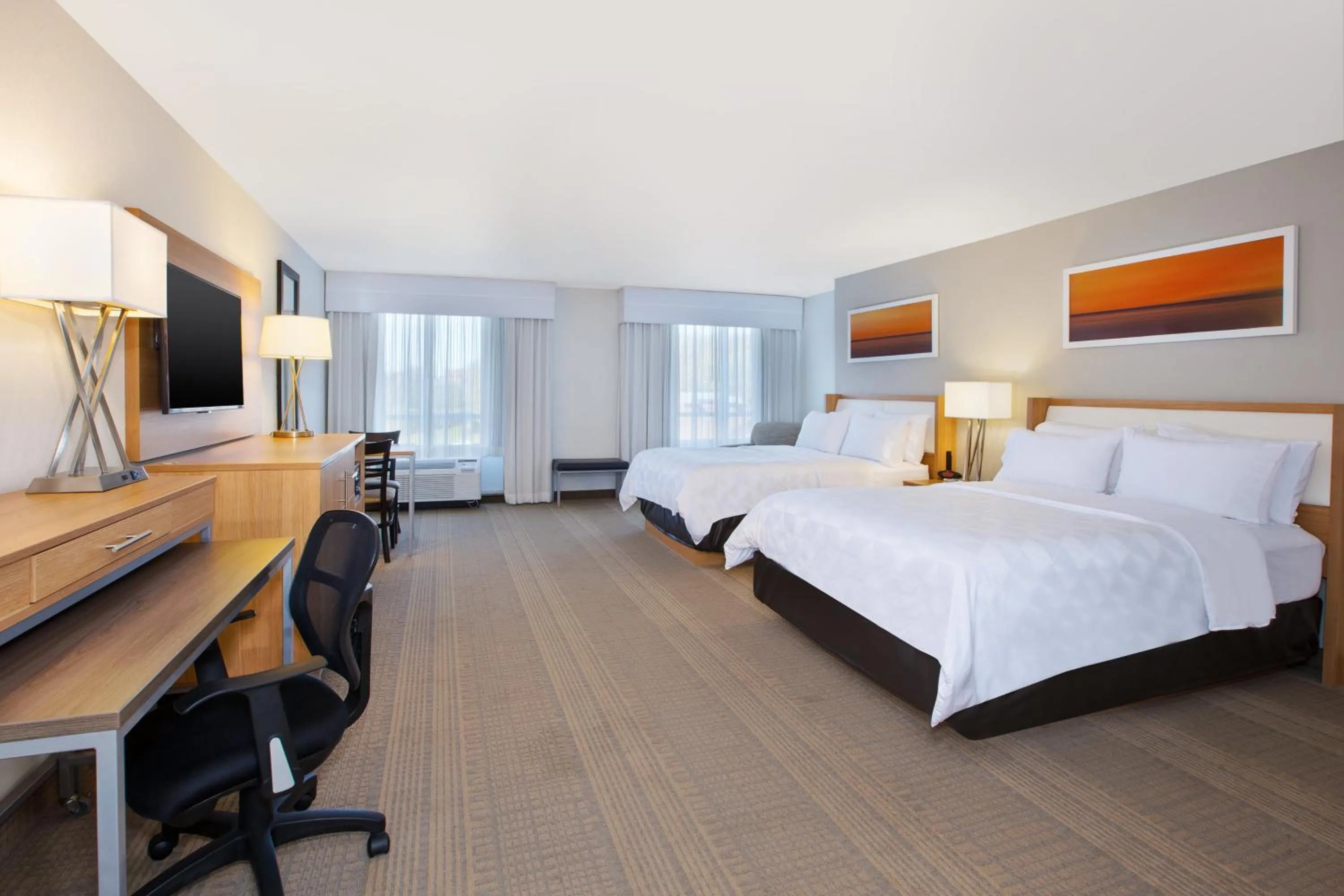 Photo of the whole room, Bed in Holiday Inn Morgantown-University Area by IHG