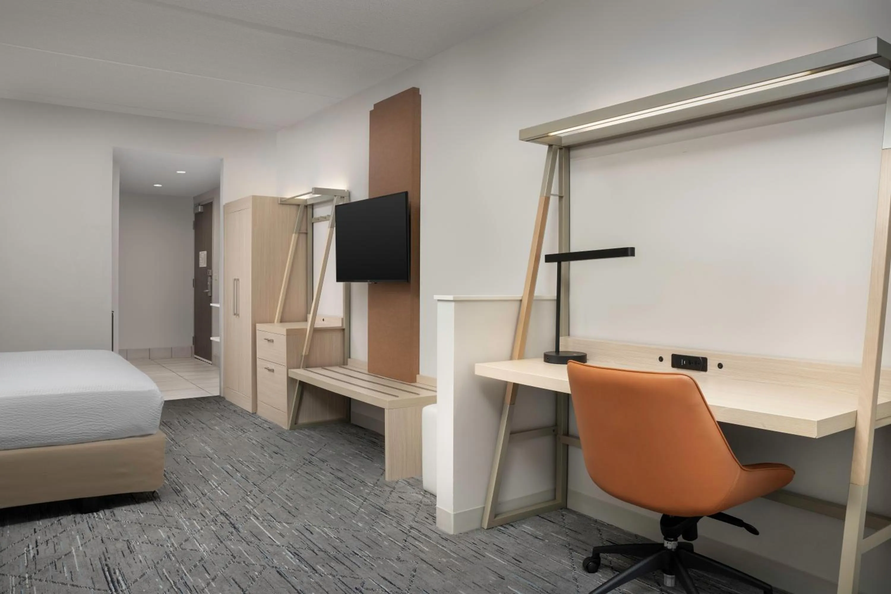 Bedroom, Bed in Holiday Inn Express & Suites Pittsburgh North Shore by IHG
