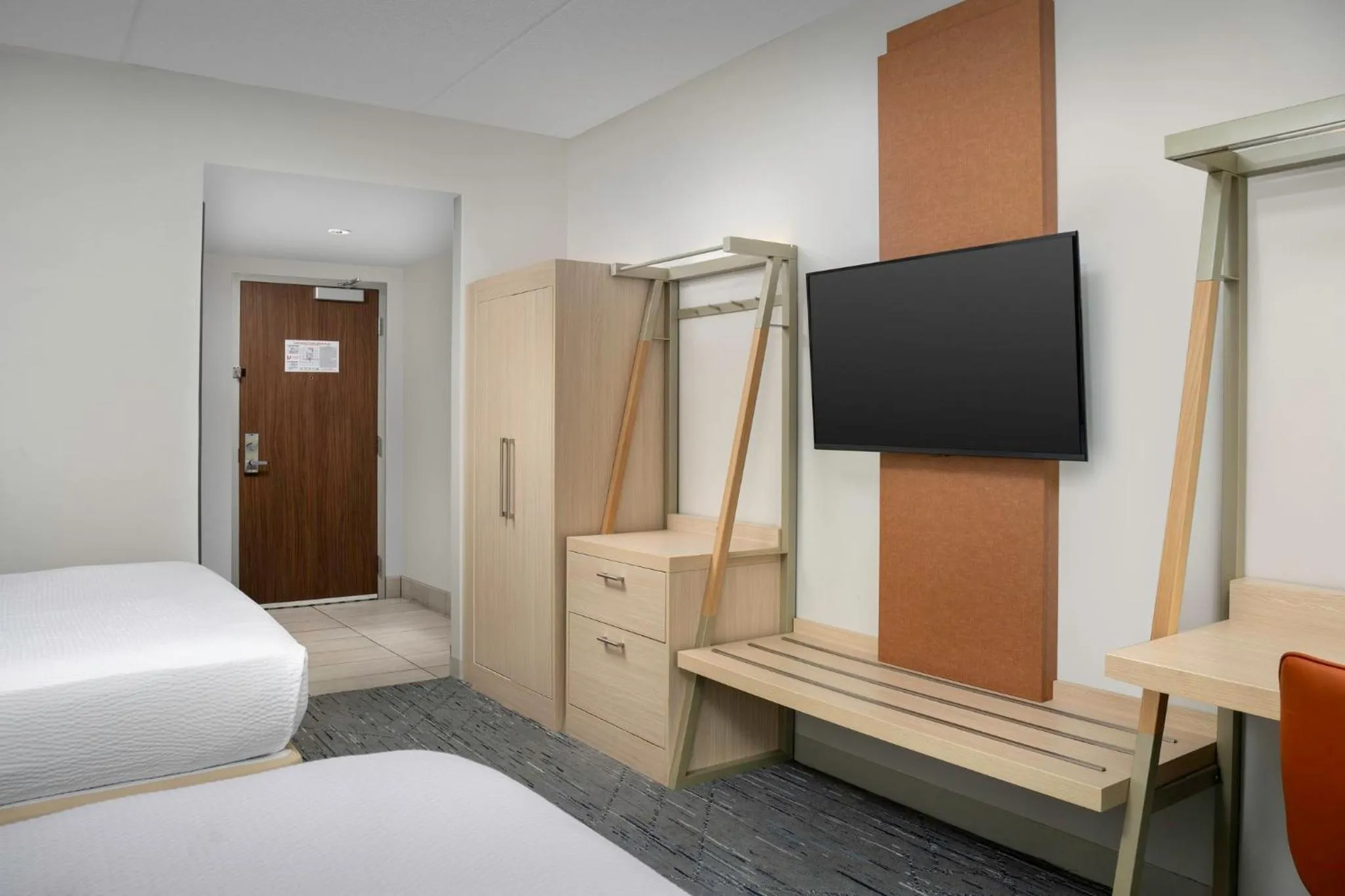 Photo of the whole room, Bed in Holiday Inn Express & Suites Pittsburgh North Shore by IHG