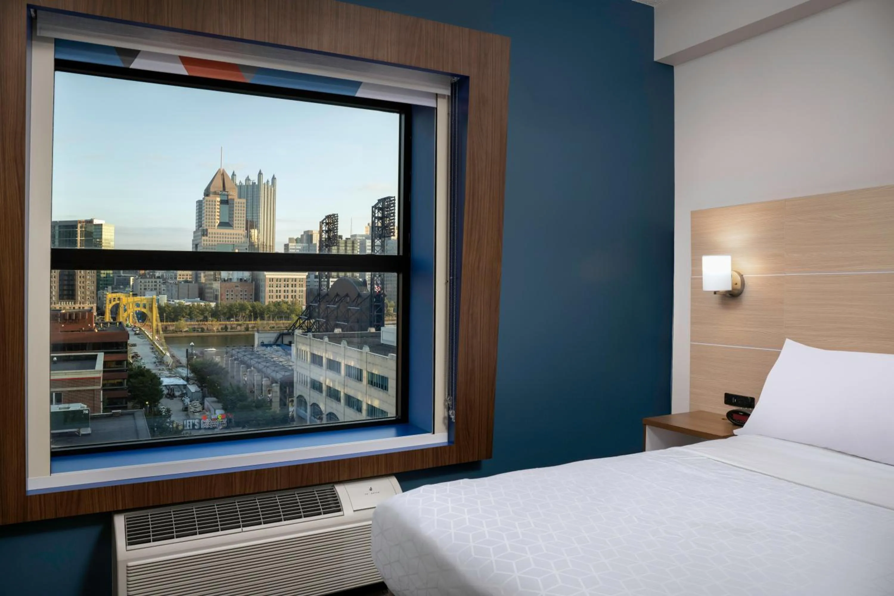 View (from property/room), Bed in Holiday Inn Express & Suites Pittsburgh North Shore by IHG
