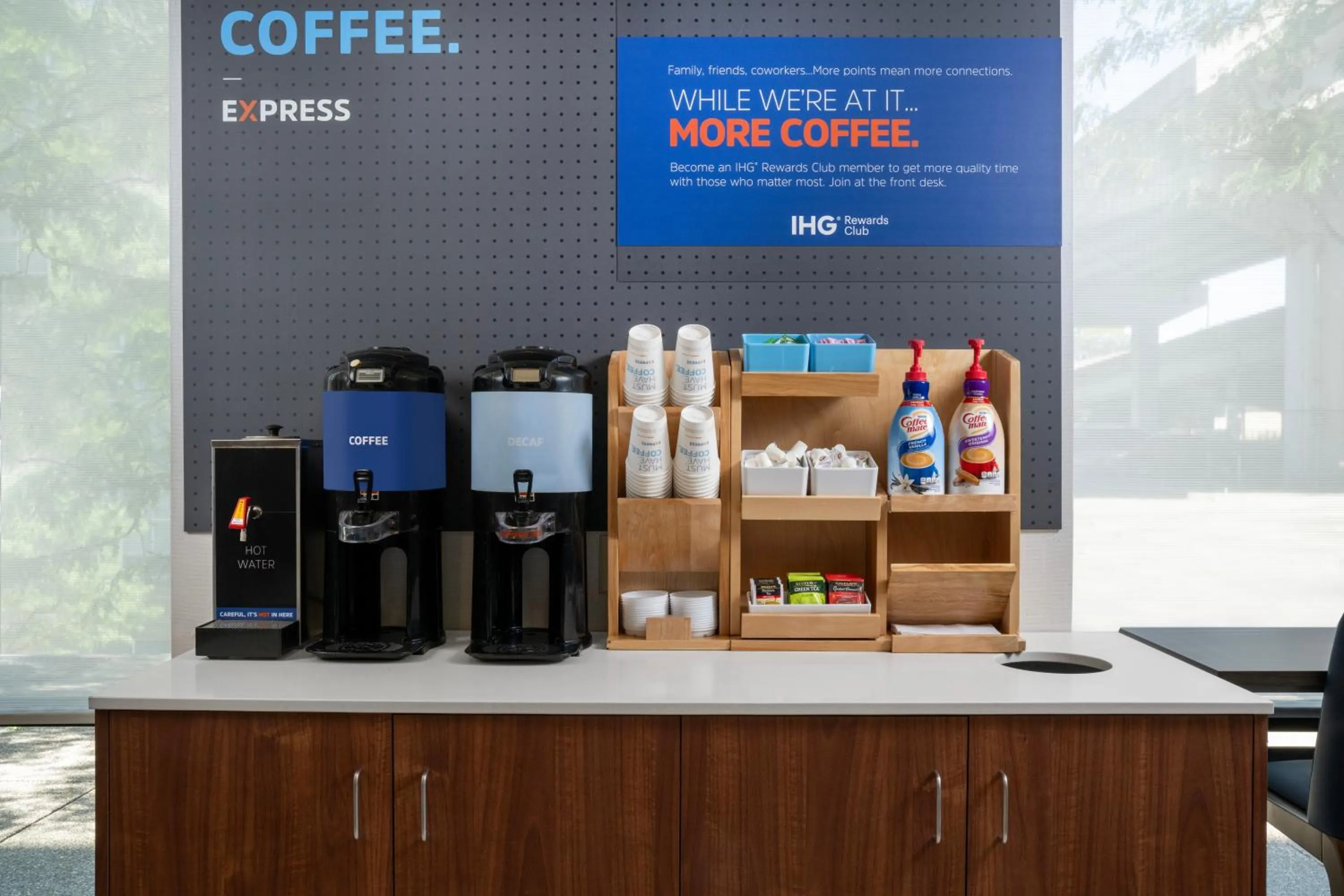 Coffee/tea facilities in Holiday Inn Express & Suites Pittsburgh North Shore by IHG