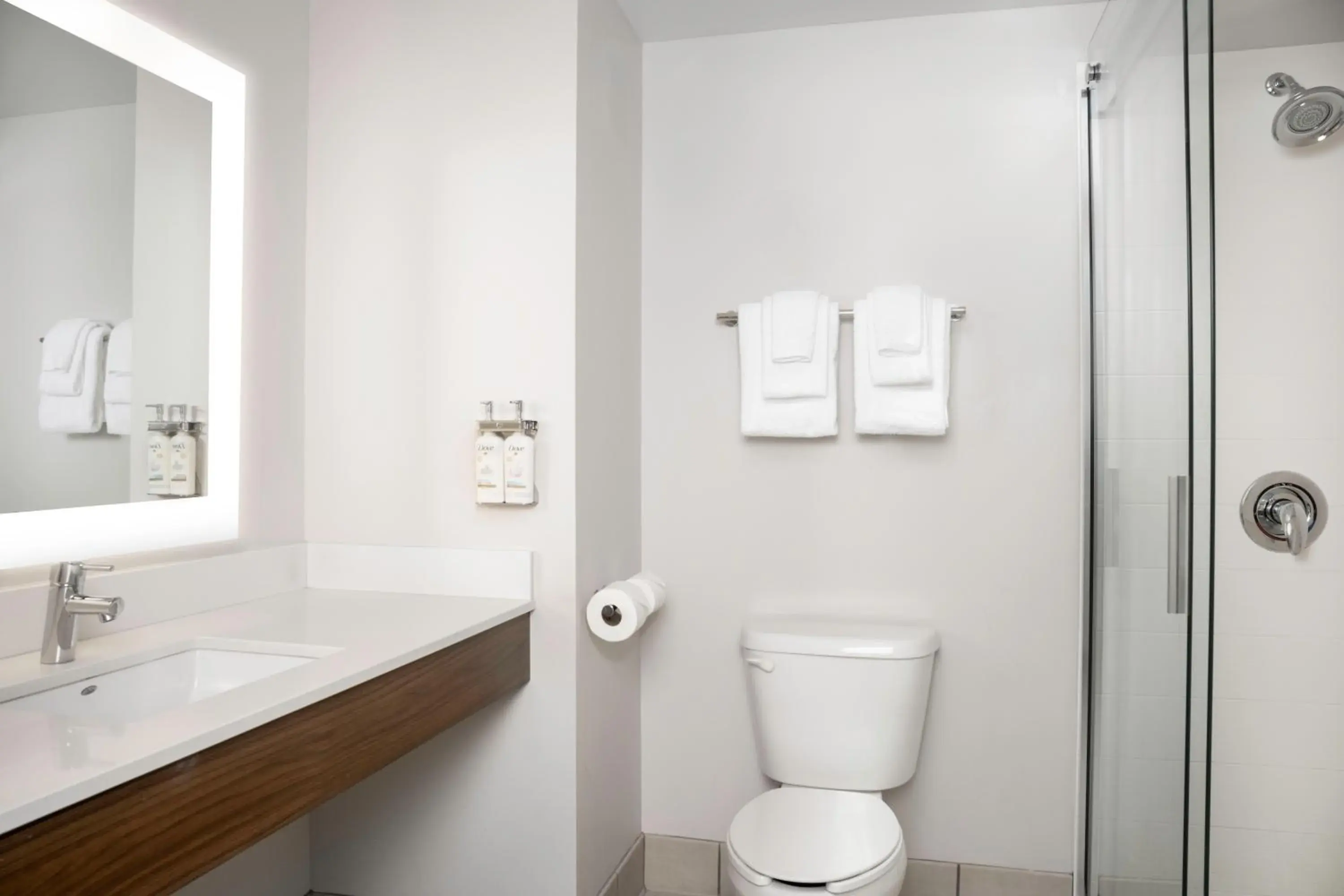 Standard King Room in Holiday Inn Express & Suites Pittsburgh North Shore by IHG Standard King Room in Holiday Inn Express & Suites Pittsburgh North Shore by IHG