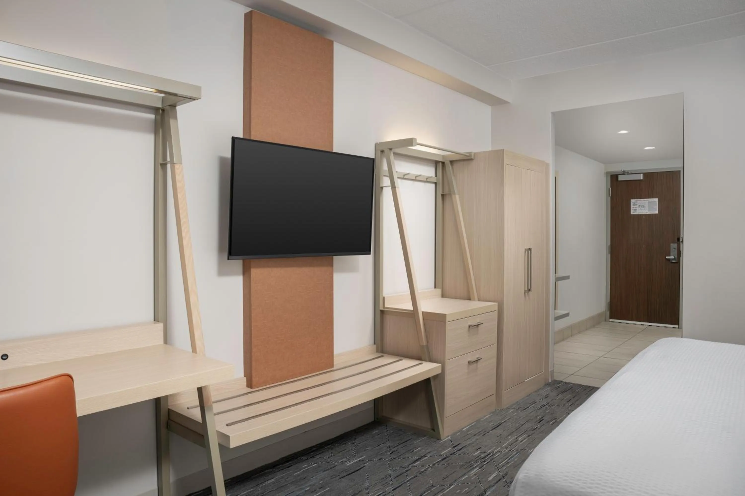 Bedroom, Bed in Holiday Inn Express & Suites Pittsburgh North Shore by IHG