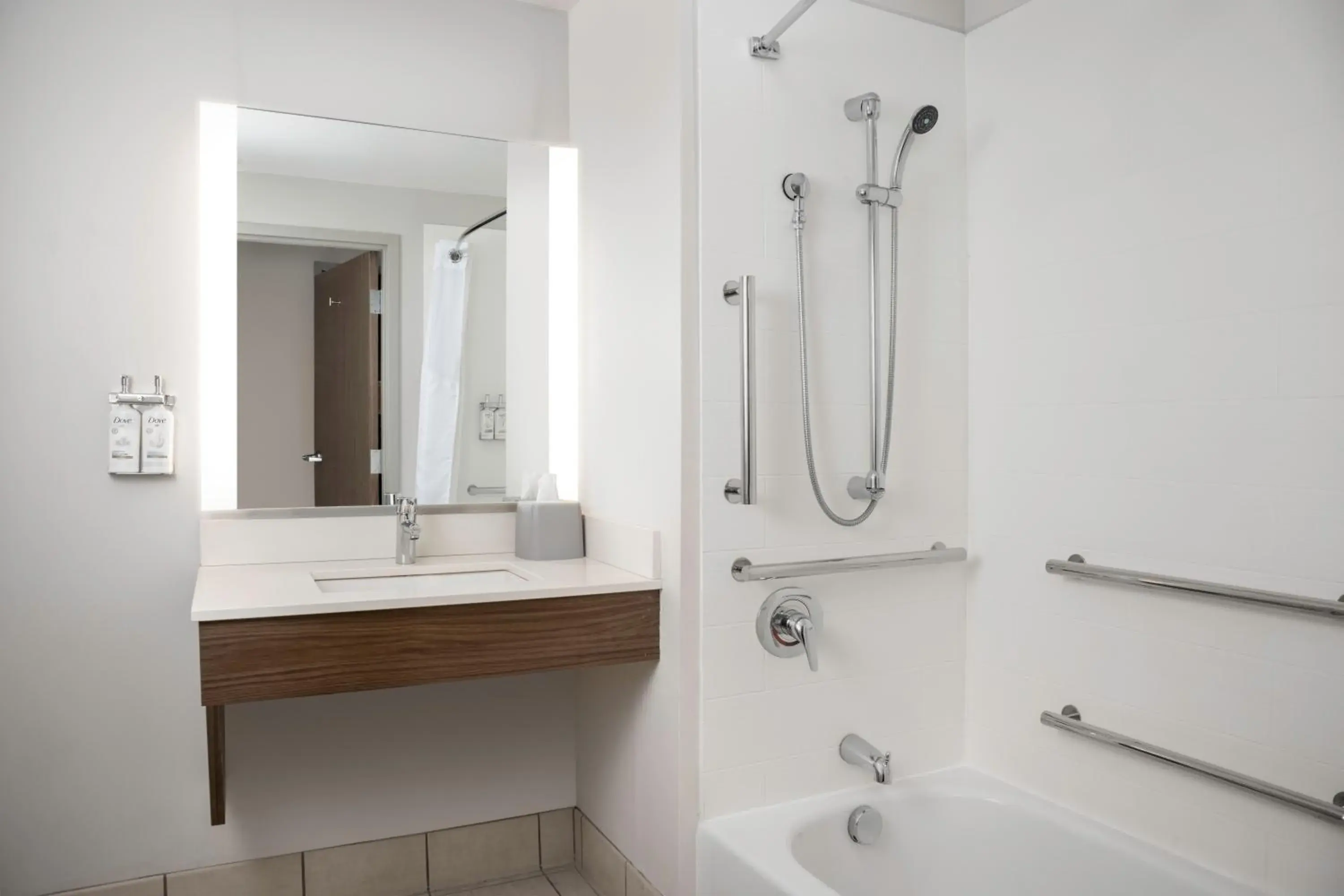 Standard King Room with Accessible Tub - Mobility Access in Holiday Inn Express & Suites Pittsburgh North Shore by IHG Standard King Room with Accessible Tub - Mobility Access in Holiday Inn Express & Suites Pittsburgh North Shore by IHG