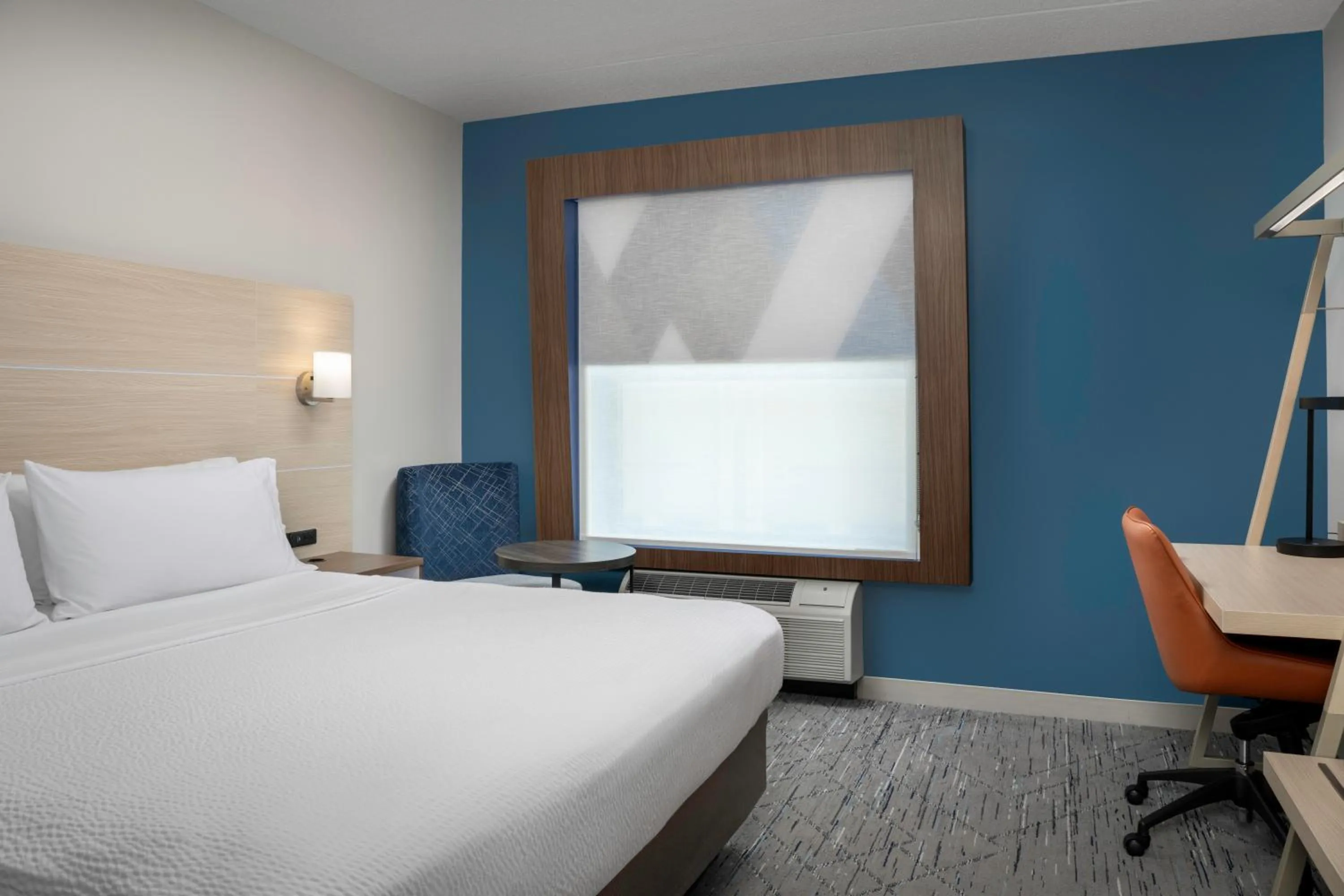 Bedroom, Bed in Holiday Inn Express & Suites Pittsburgh North Shore by IHG