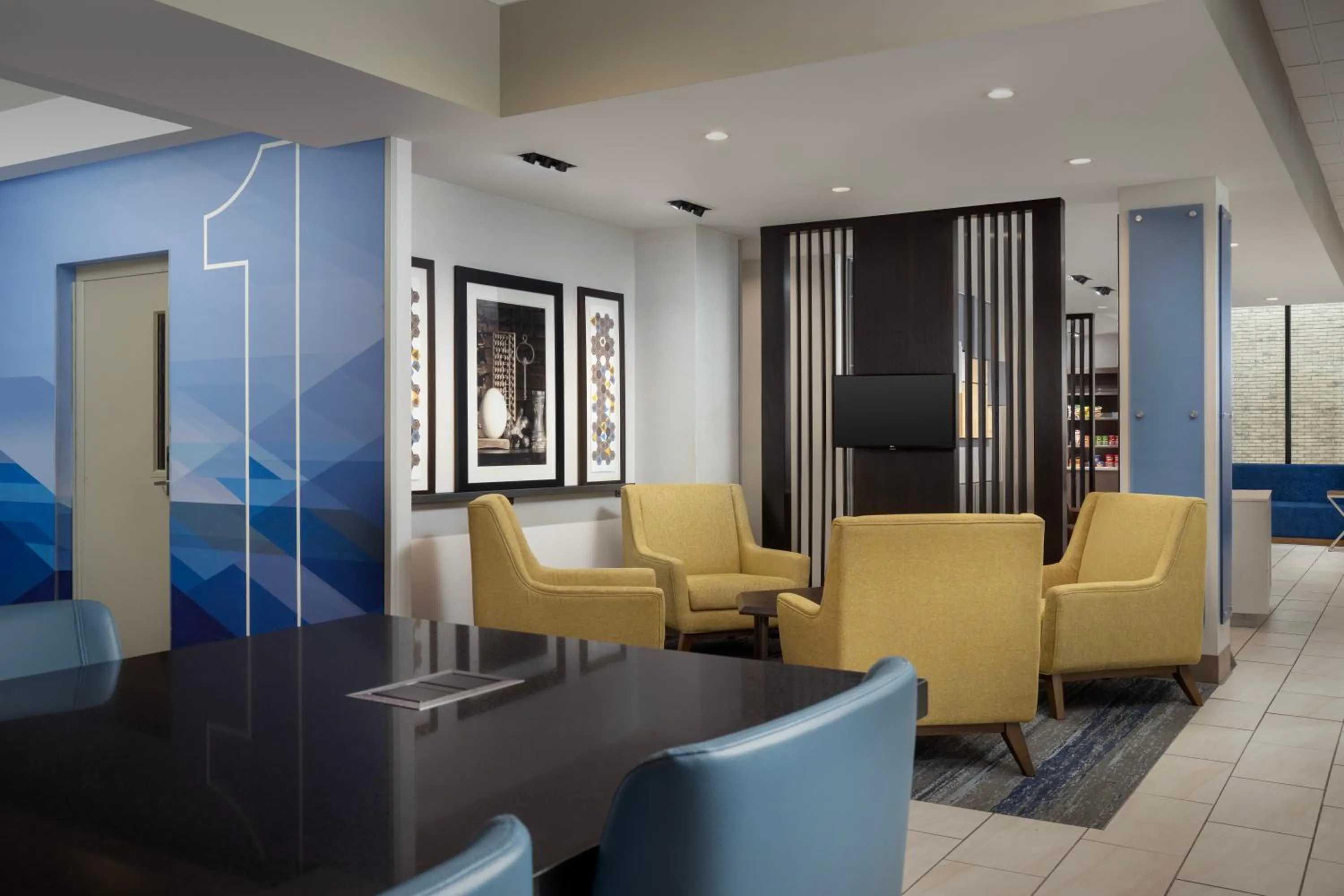 Lobby or reception in Holiday Inn Express & Suites Pittsburgh North Shore by IHG
