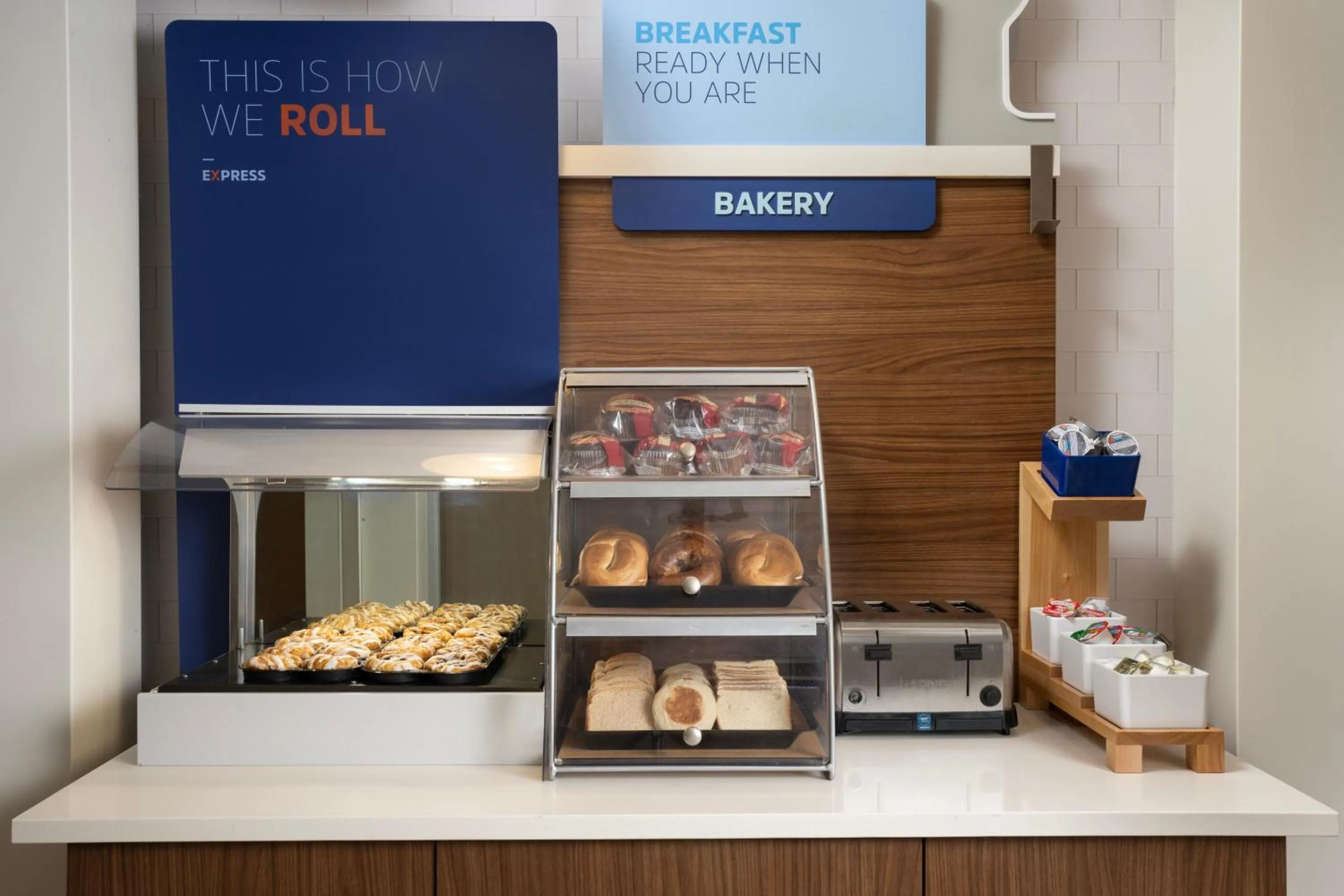 Breakfast in Holiday Inn Express & Suites Pittsburgh North Shore by IHG