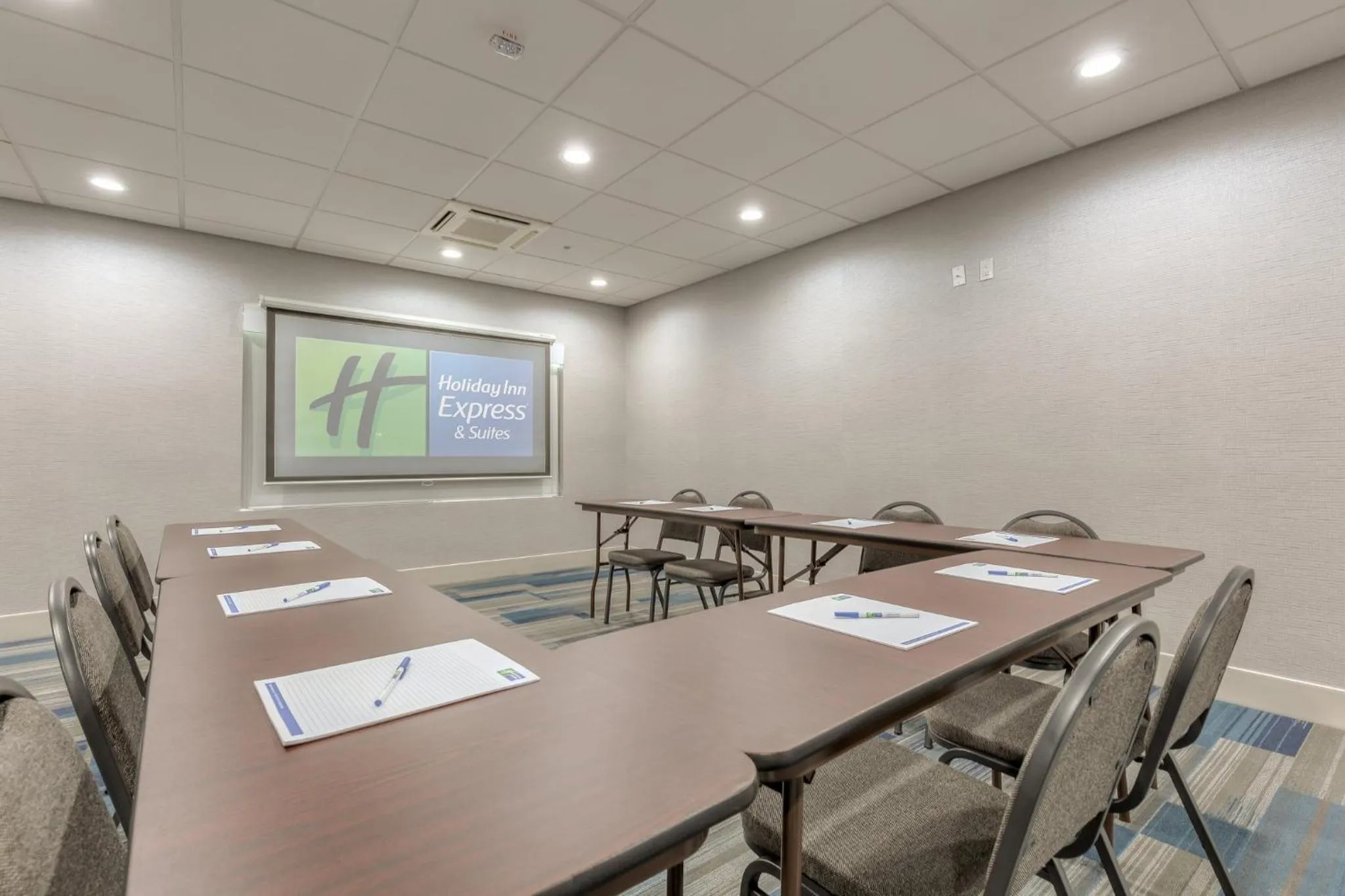 Meeting/conference room in Holiday Inn Express & Suites Tulsa Midtown by IHG