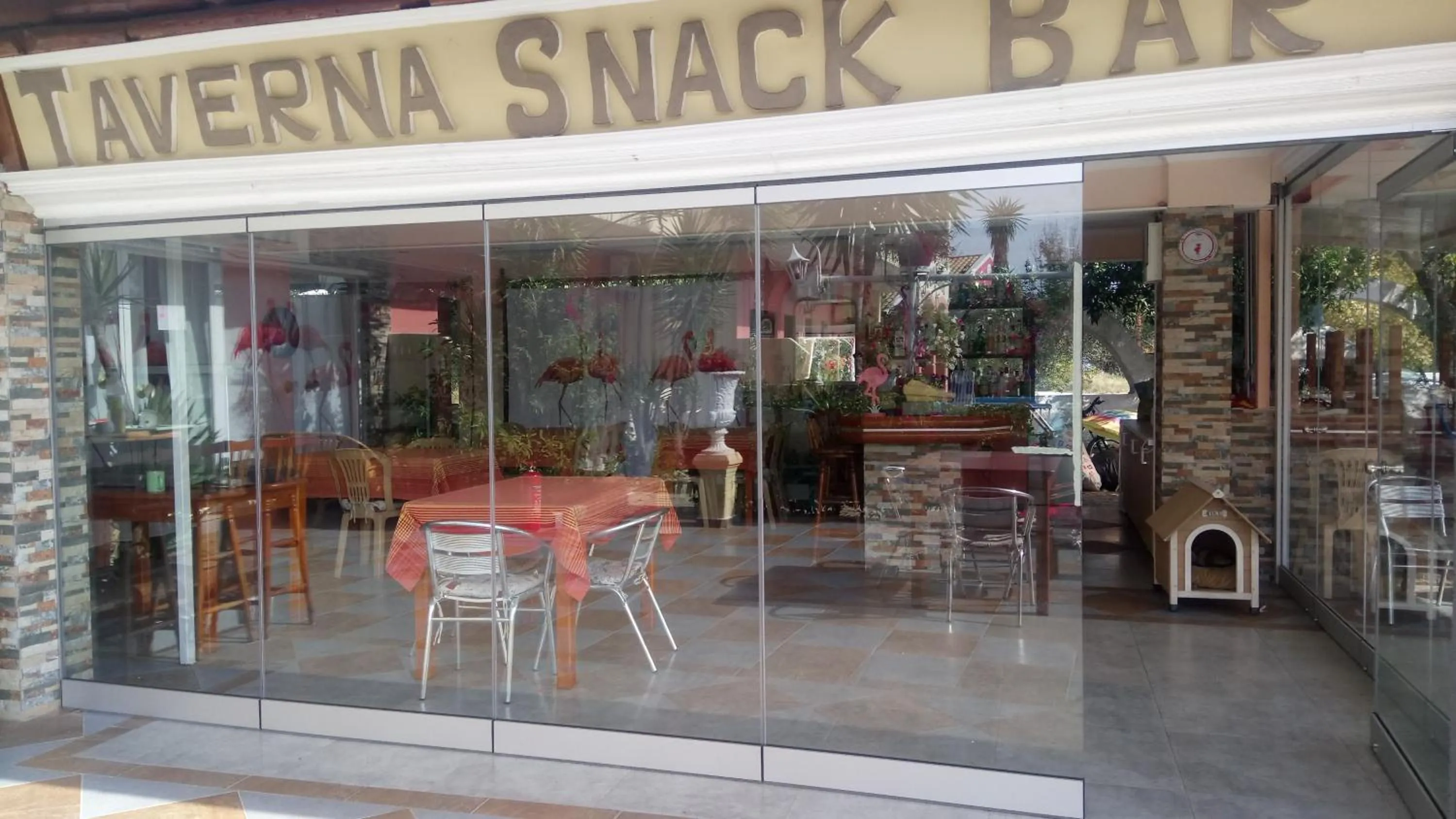 Restaurant/places to eat in Flamingo Apartments Moraitika Corfu