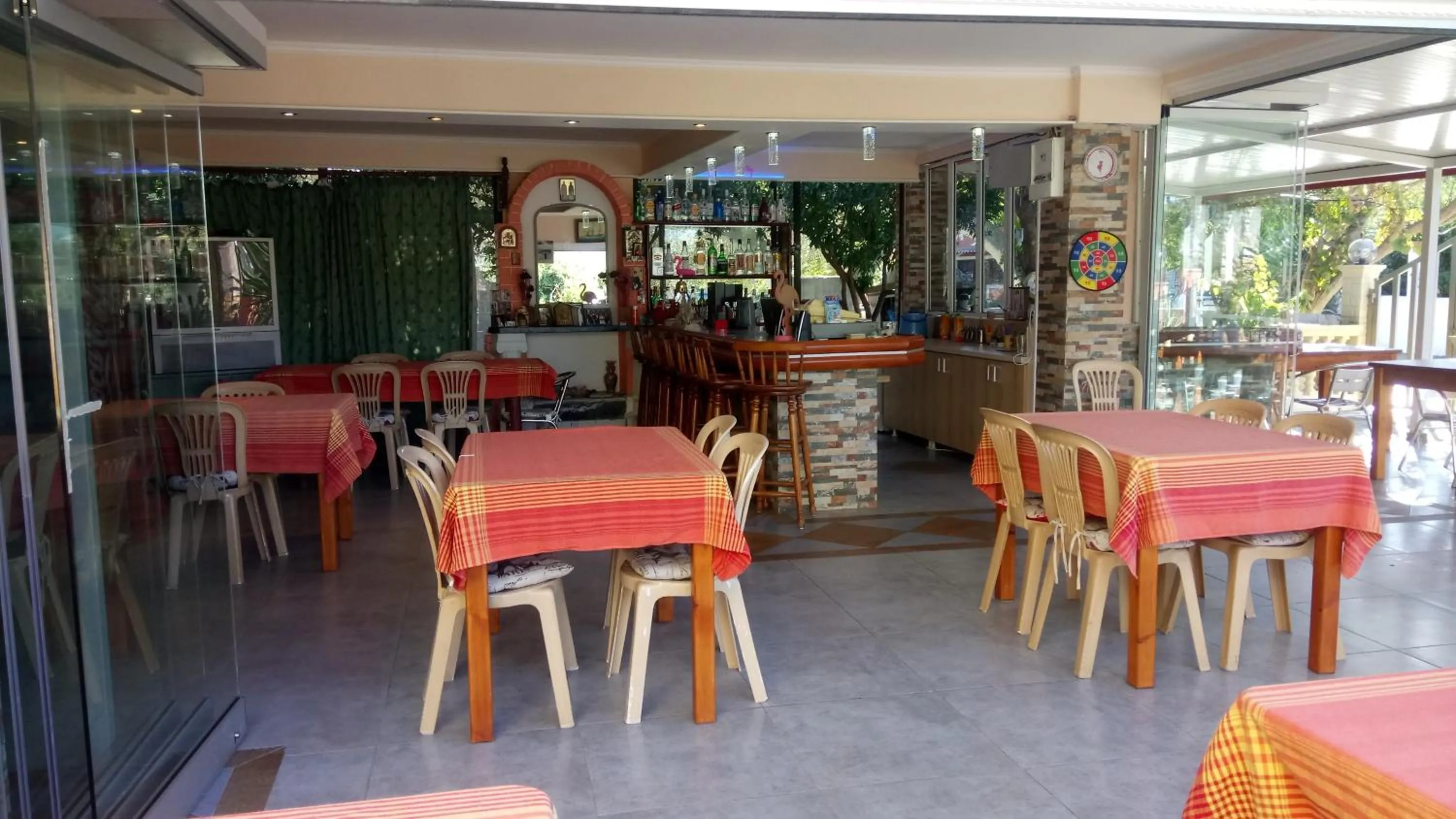 Restaurant/places to eat in Flamingo Apartments Moraitika Corfu