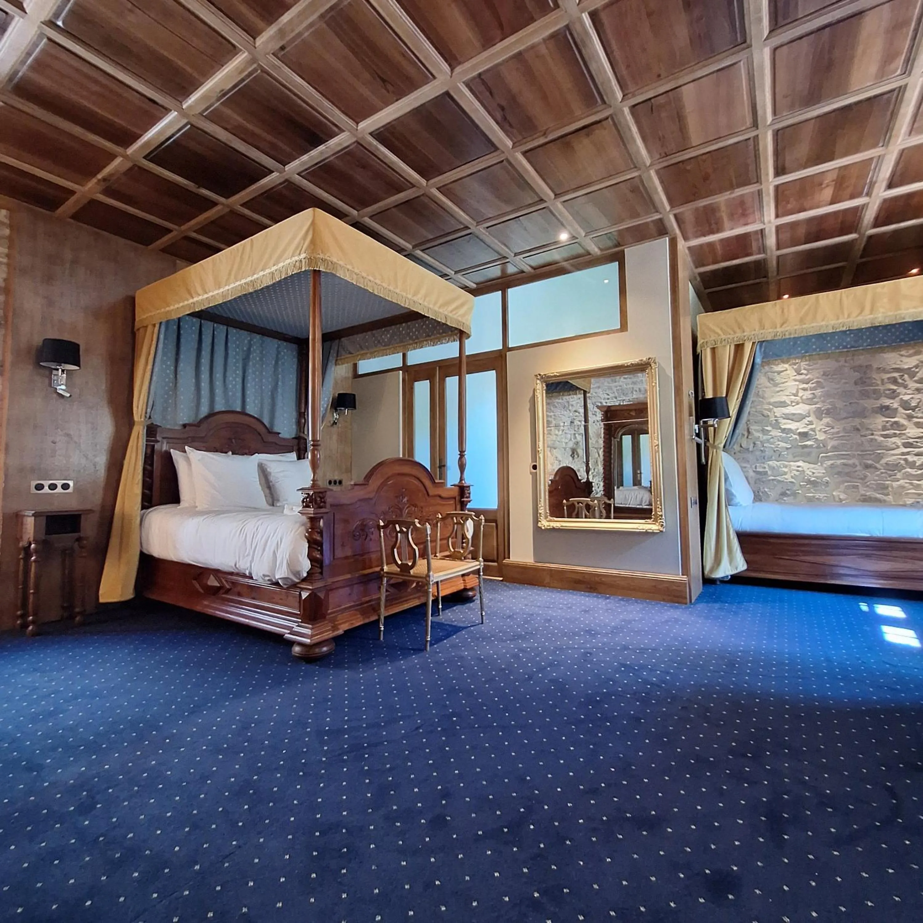 King Suite in Hôtel-Restaurant Le Manoir De Montesquiou