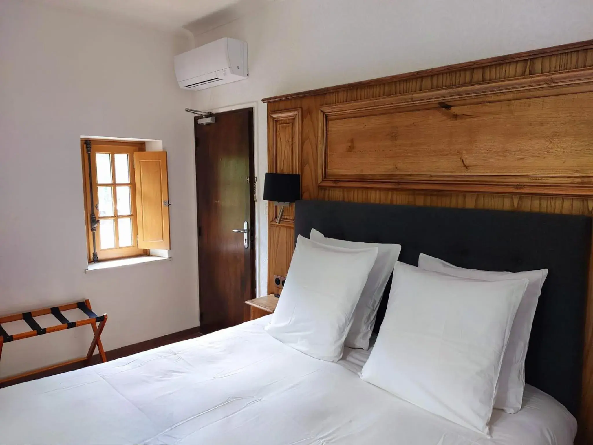 Standard Queen Room - 15m² - 2nd floor in Hôtel-Restaurant Le Manoir De Montesquiou Standard Queen Room - 15m² - 2nd floor in Hôtel-Restaurant Le Manoir De Montesquiou
