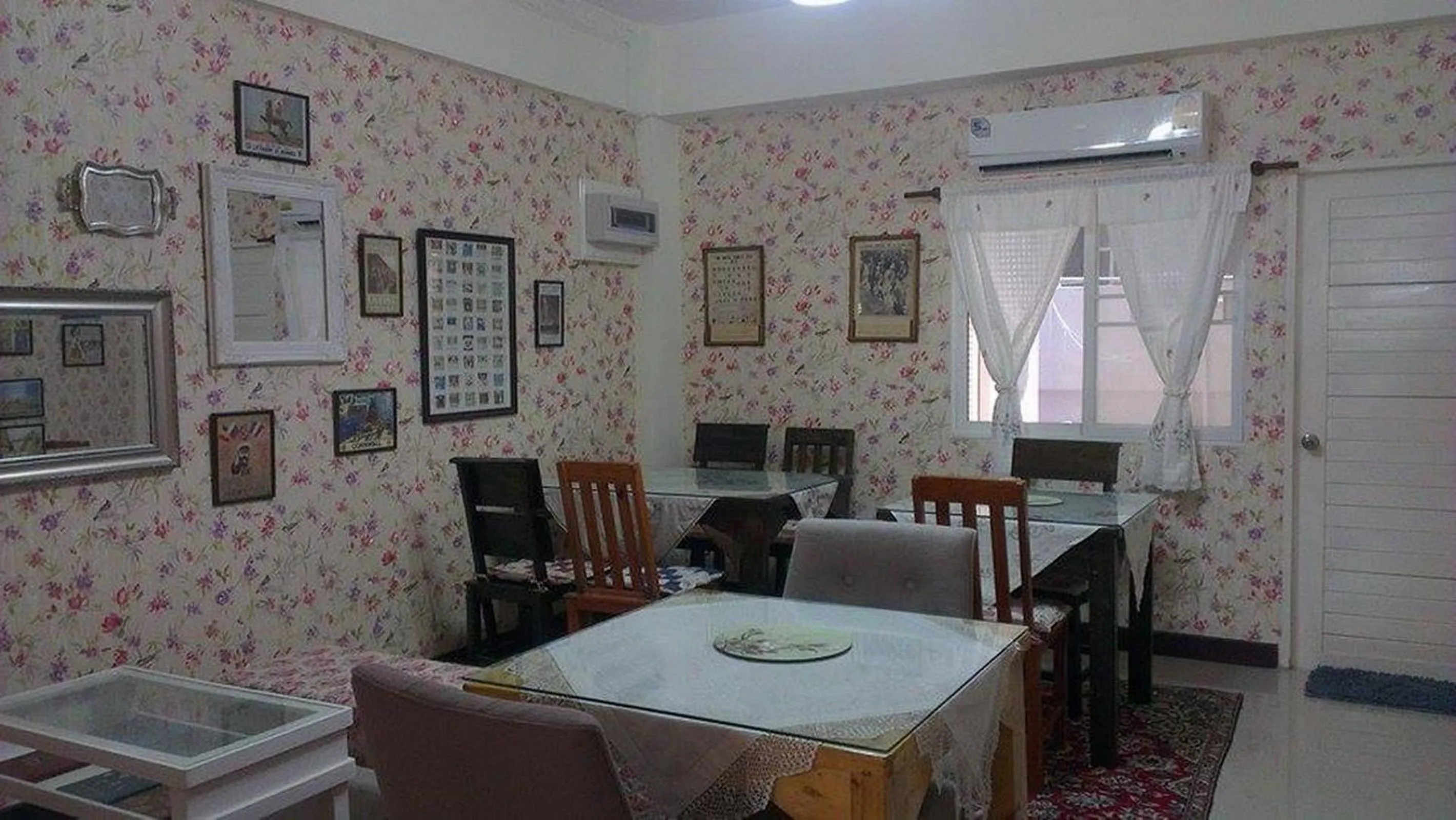 Restaurant/places to eat in The London Tearoom