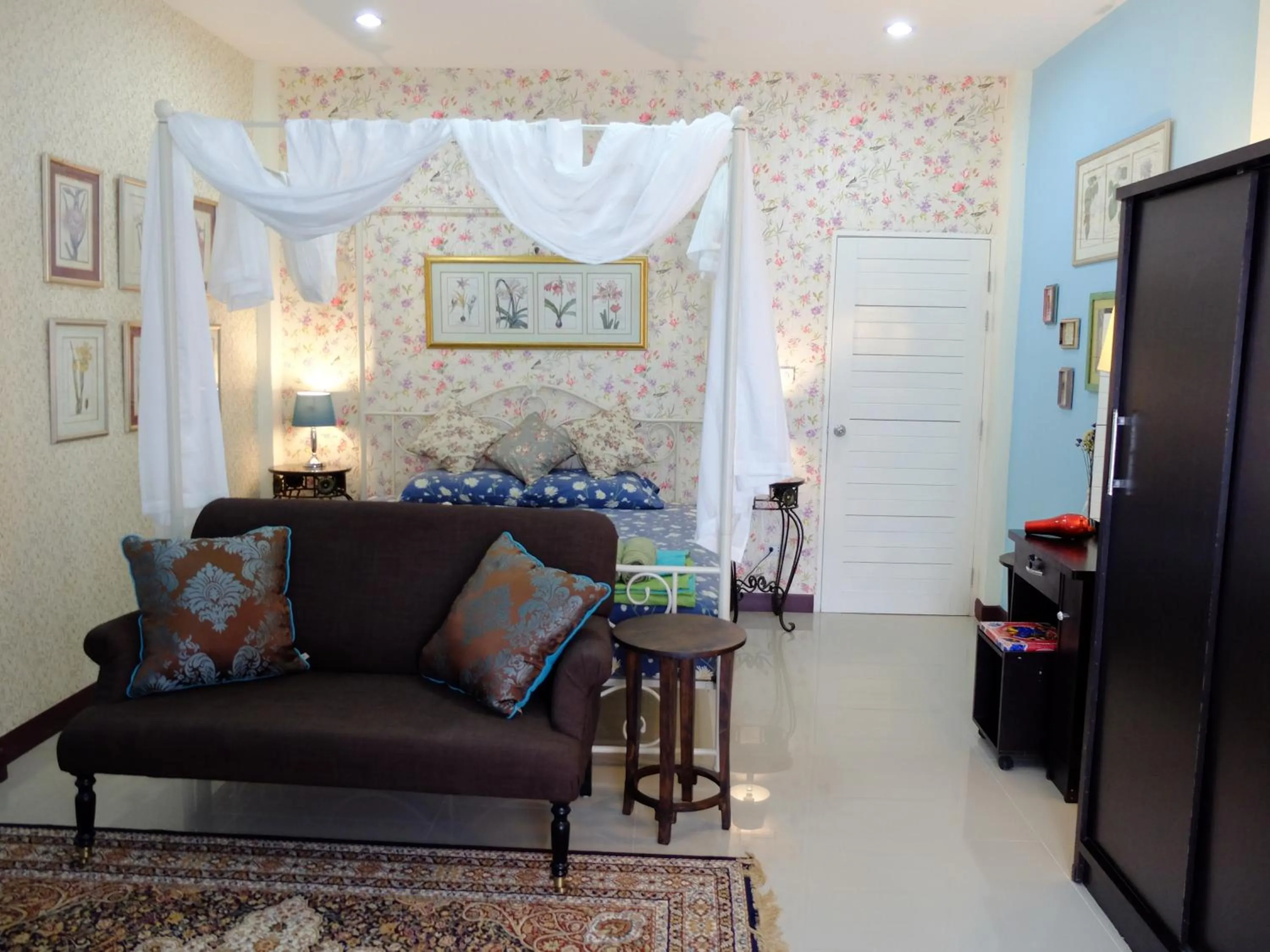 Photo of the whole room in The London Tearoom