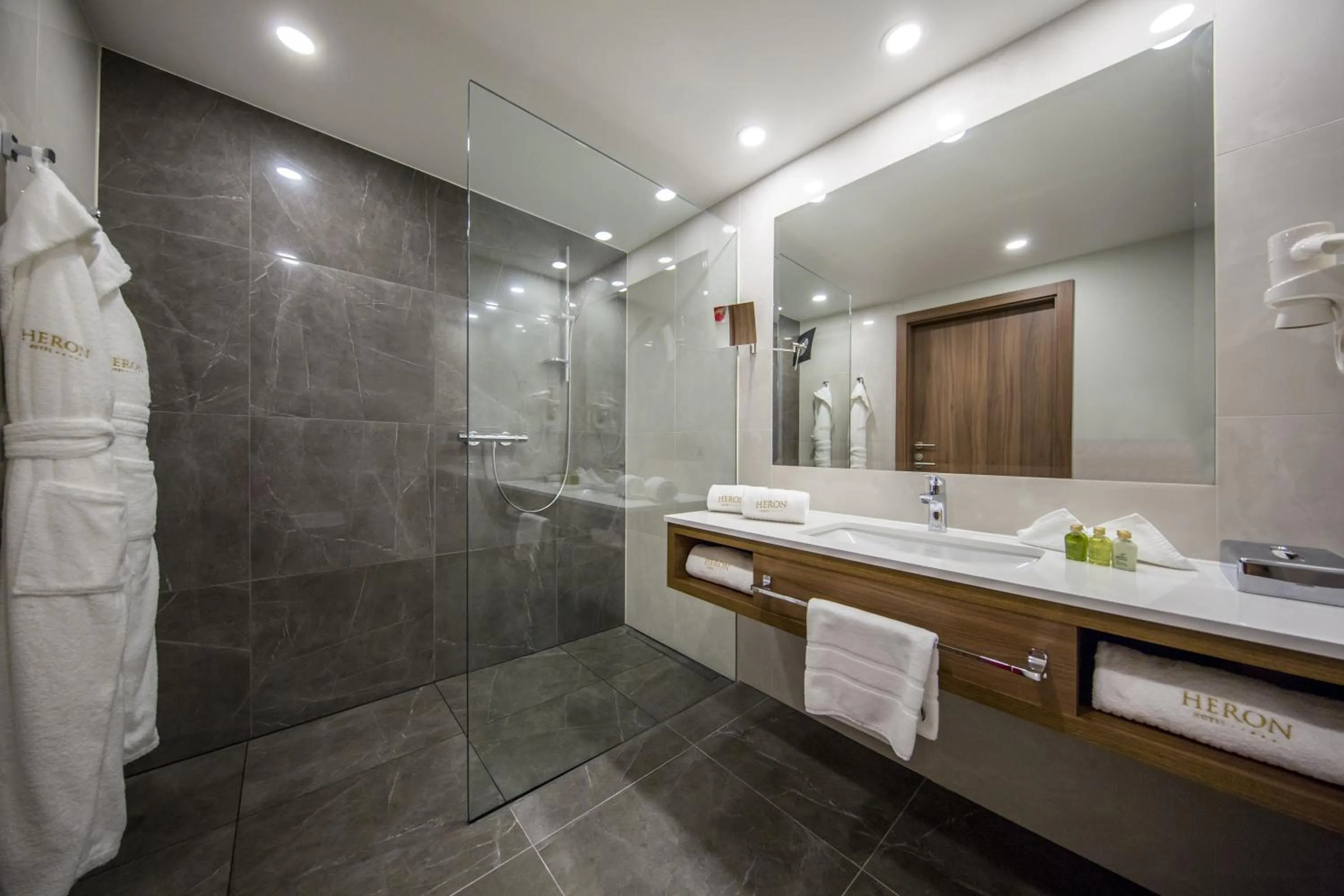 Shower in Heron Live Hotel Marina & SPA