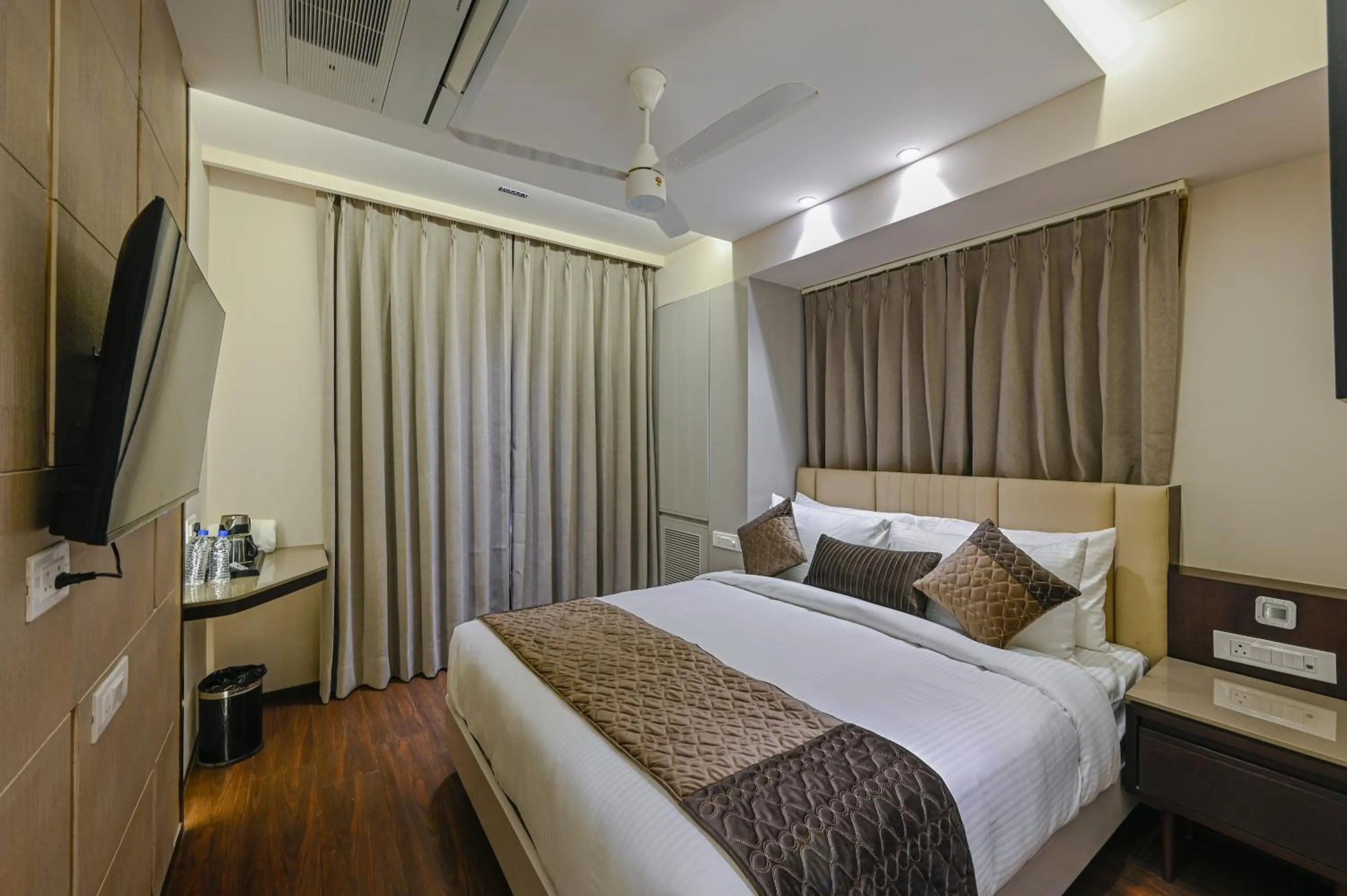 Bed in Hotel Grand Girdhar Premier