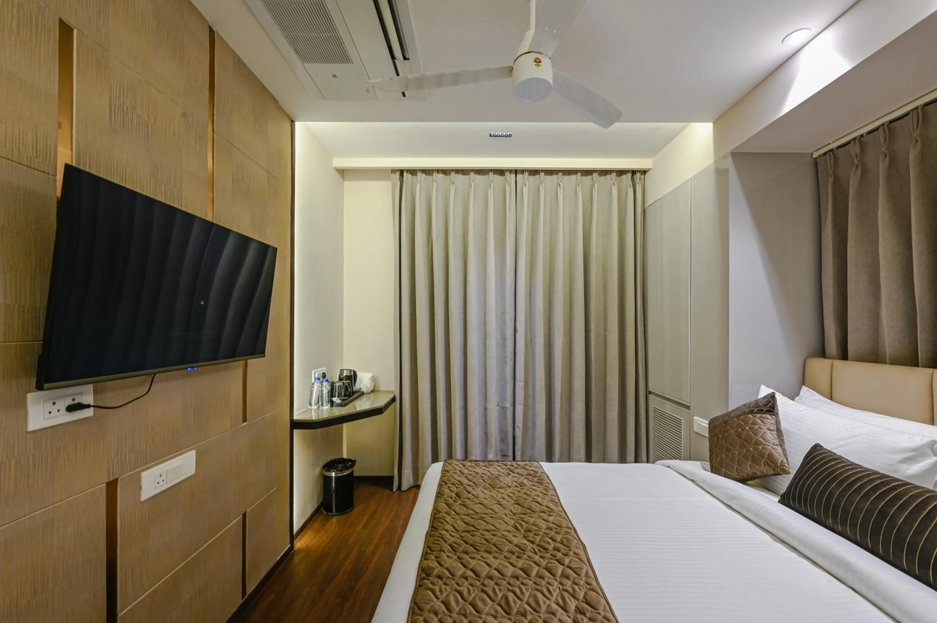 Bed in Hotel Grand Girdhar Premier