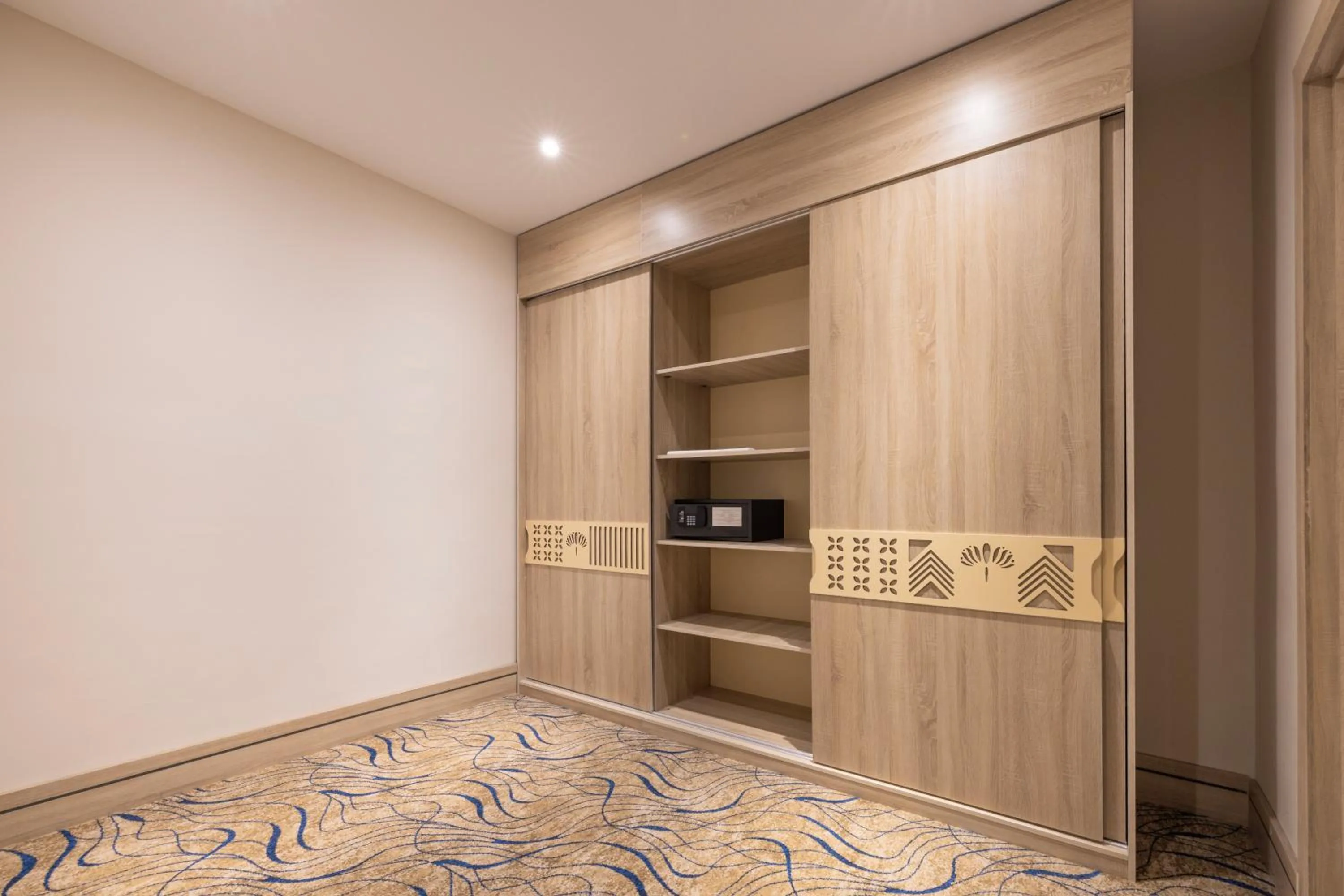 wardrobe in Helnan Antoniades Palace Hotel