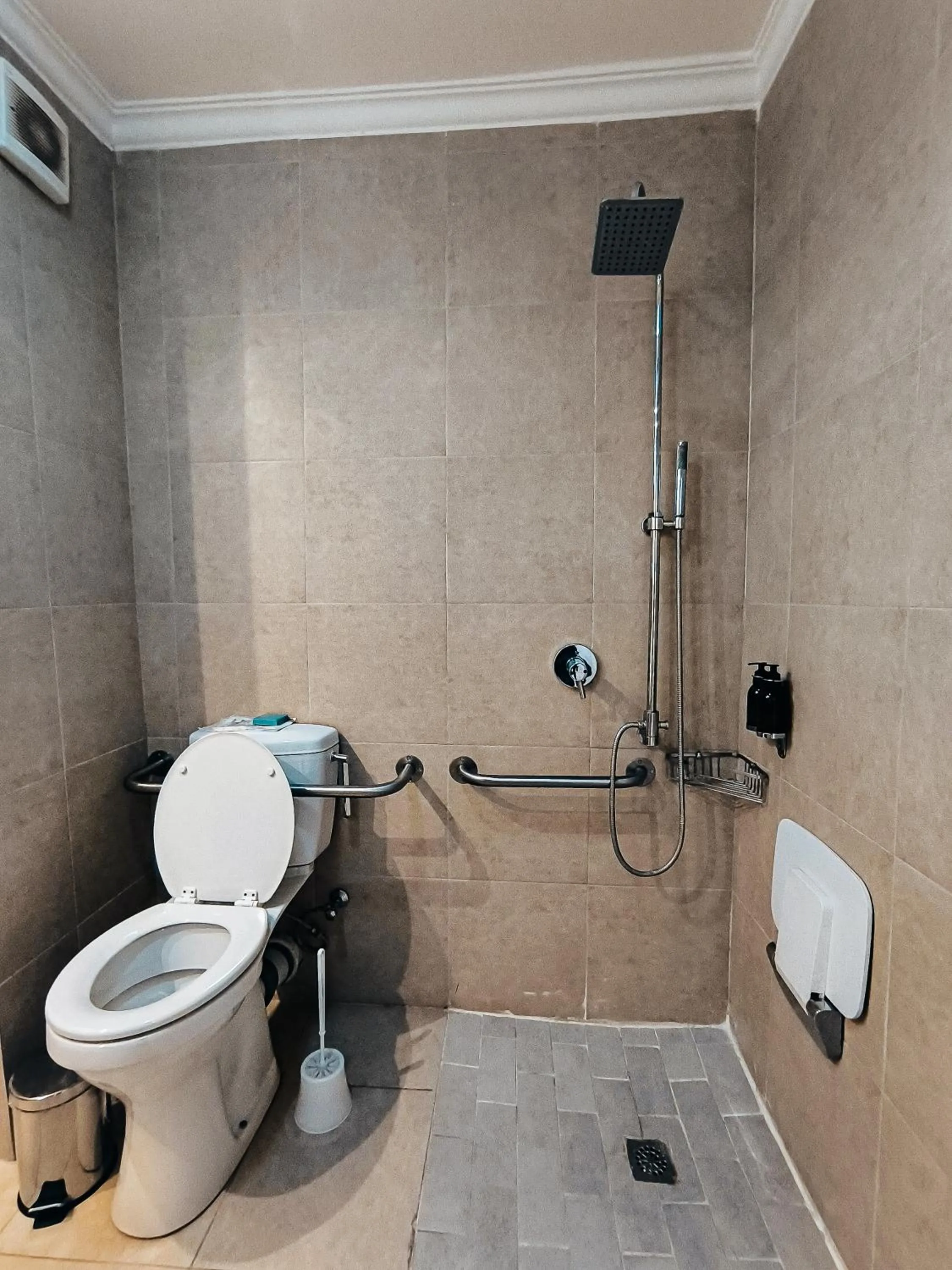 Shower in Cresta Thapama Hotel