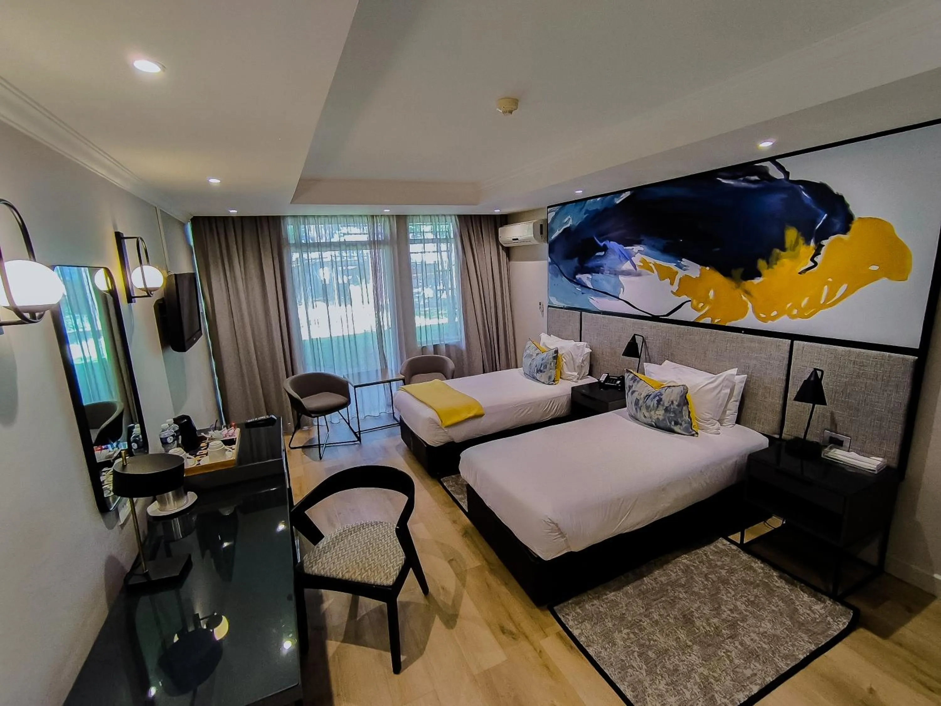 Coffee/tea facilities, Bed in Cresta Thapama Hotel