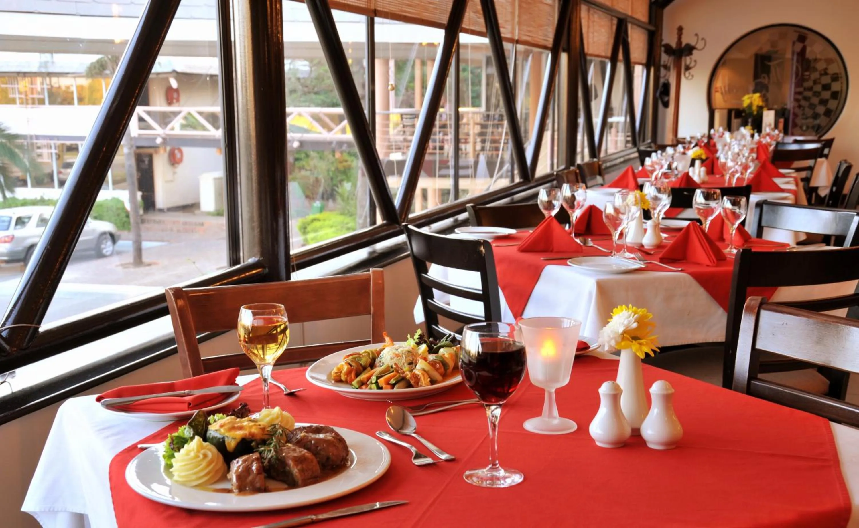 Restaurant/places to eat in Cresta Thapama Hotel