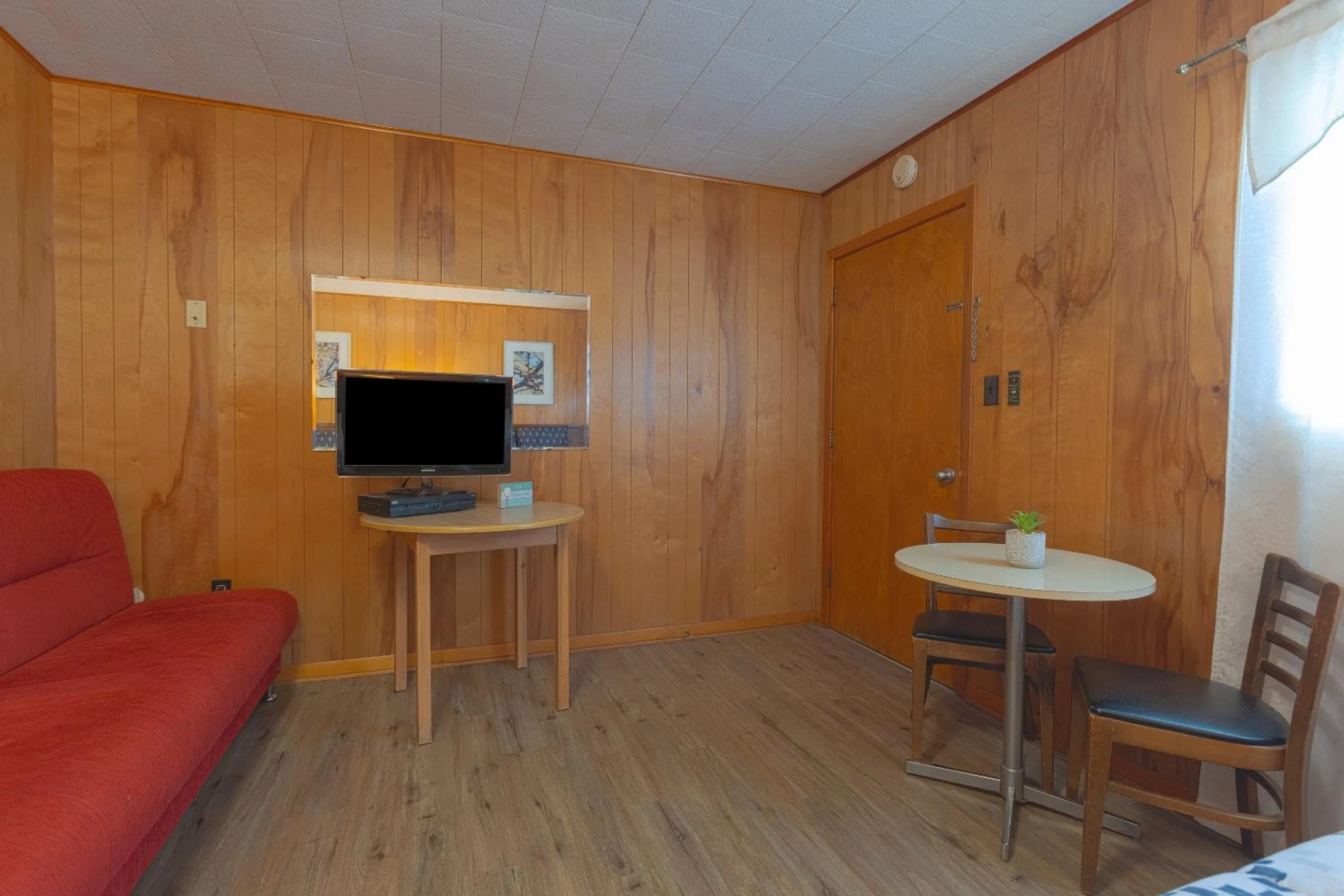 Bedroom in Parkside Motel by OYO Meadville Conneaut Lake