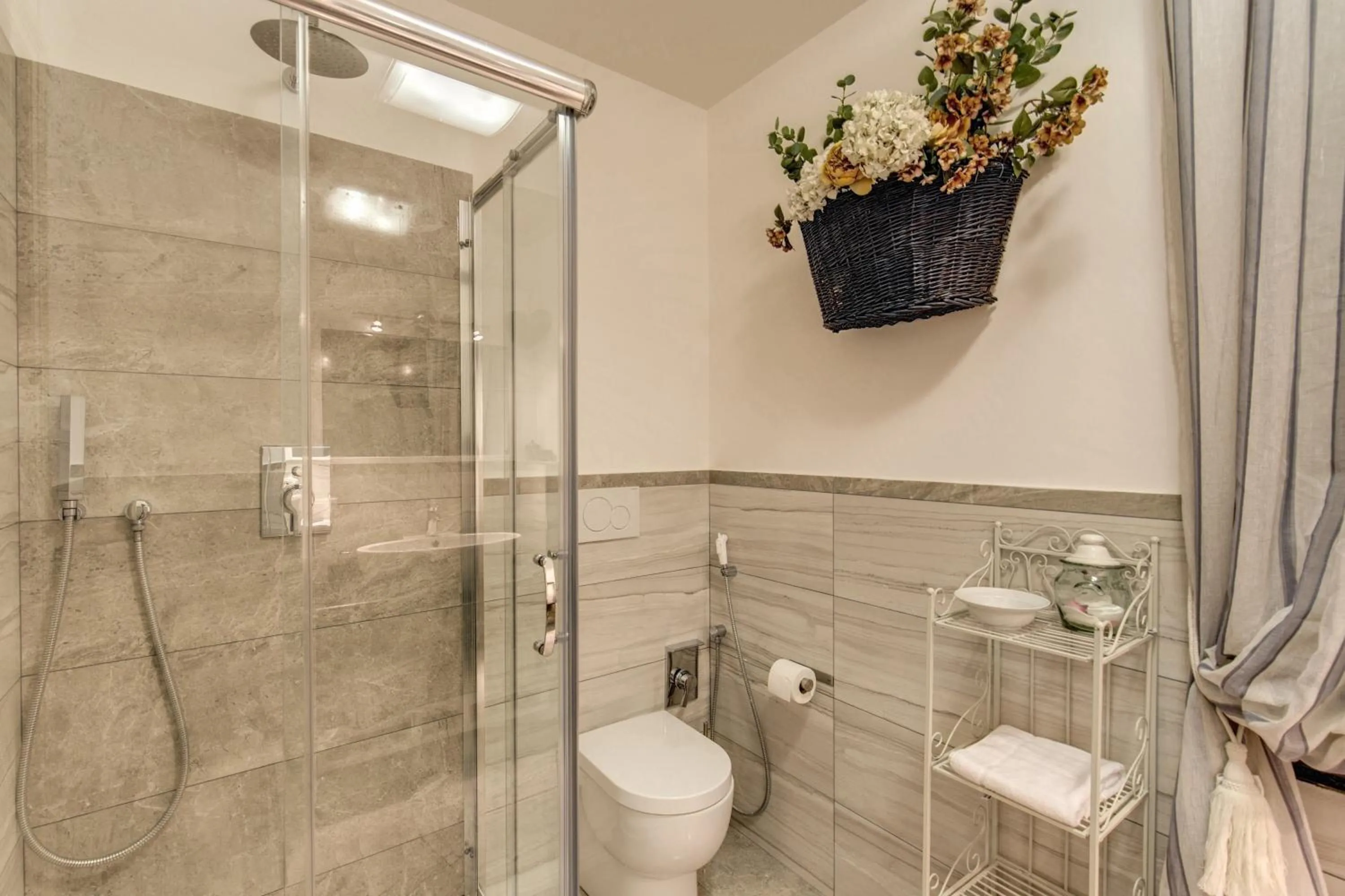 Shower in Trevi Miracle Suite