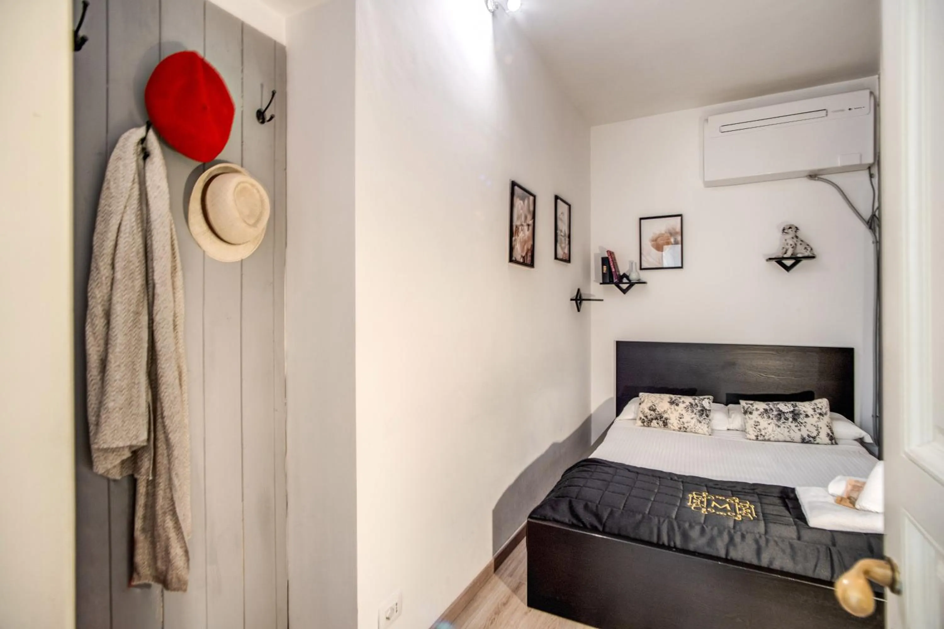 Photo of the whole room, Bed in Trevi Miracle Suite