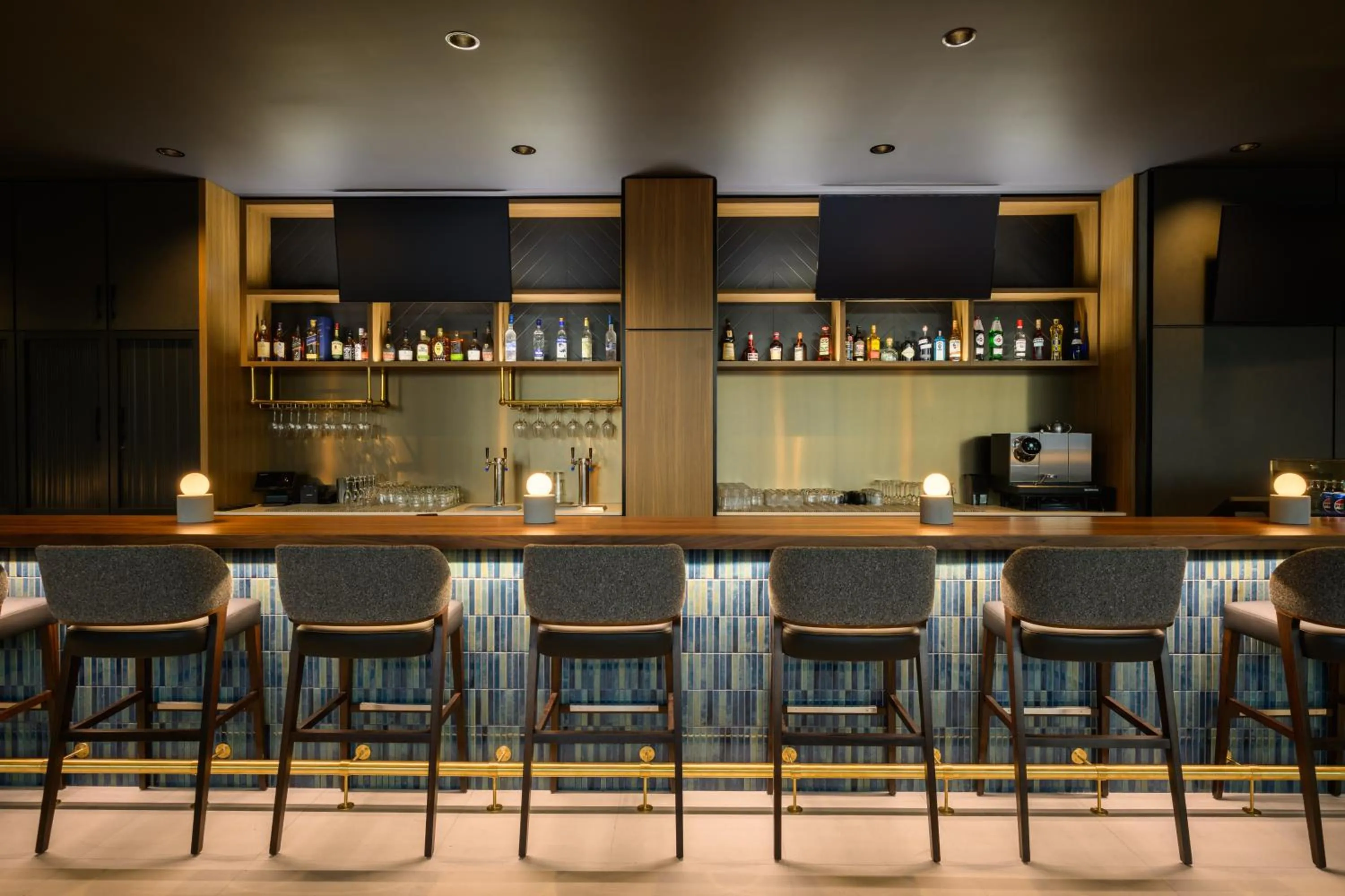 Lounge or bar in Hyatt Place Whitehorse