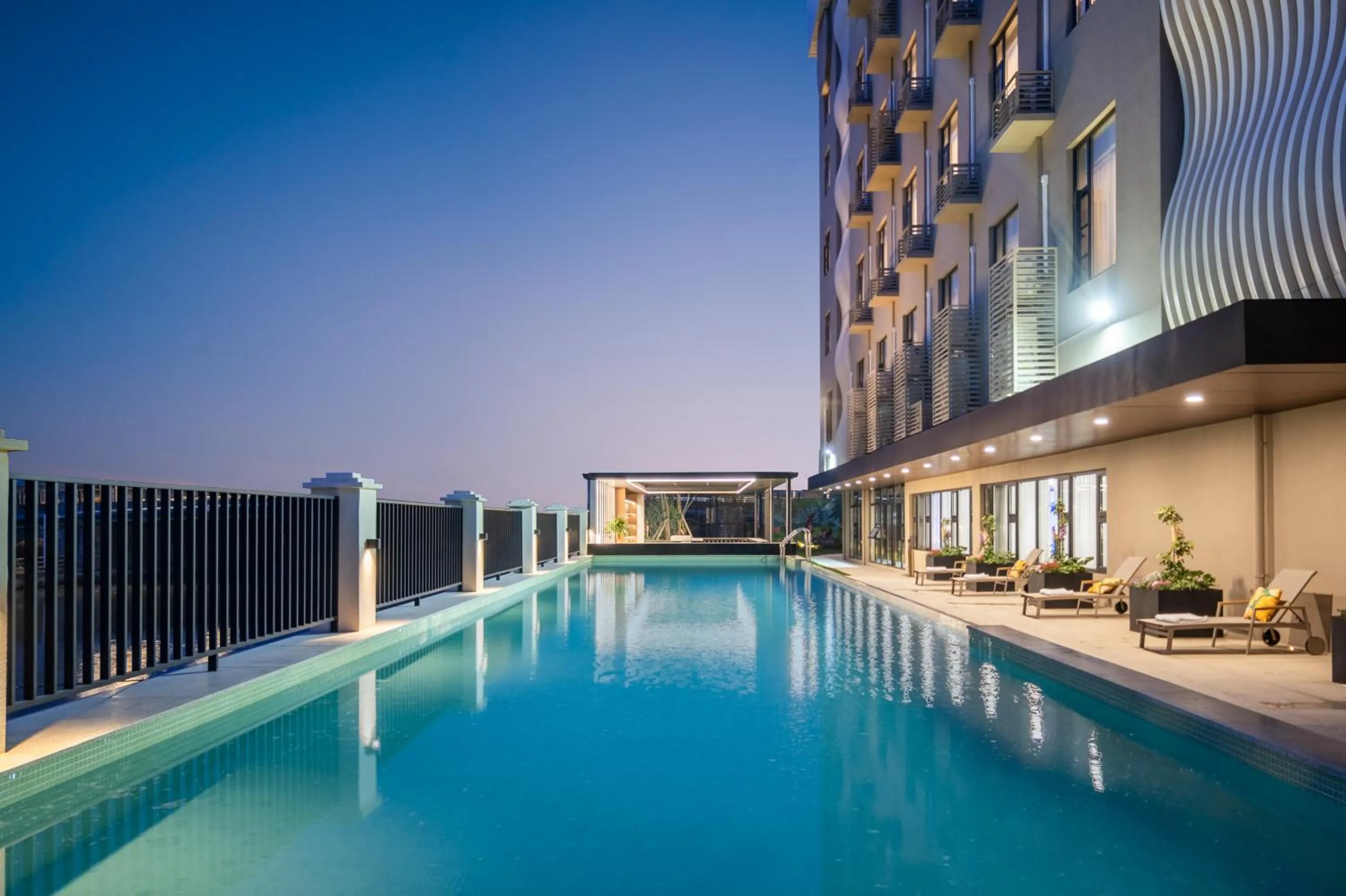 Swimming pool in 上海浦东温德姆花园酒店 Wyndham Garden Shanghai Pudong