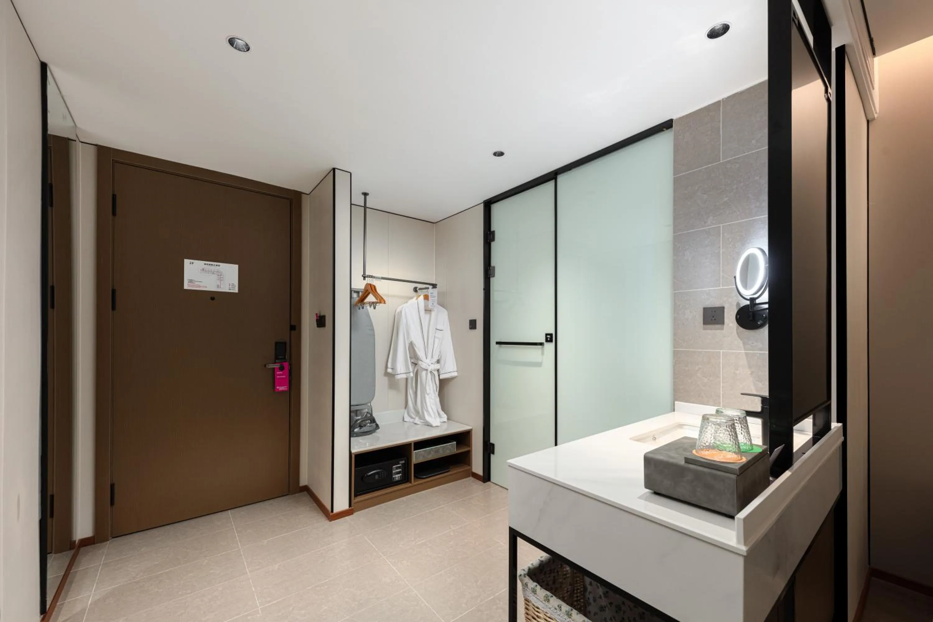 wardrobe, Bed in 上海浦东温德姆花园酒店 Wyndham Garden Shanghai Pudong