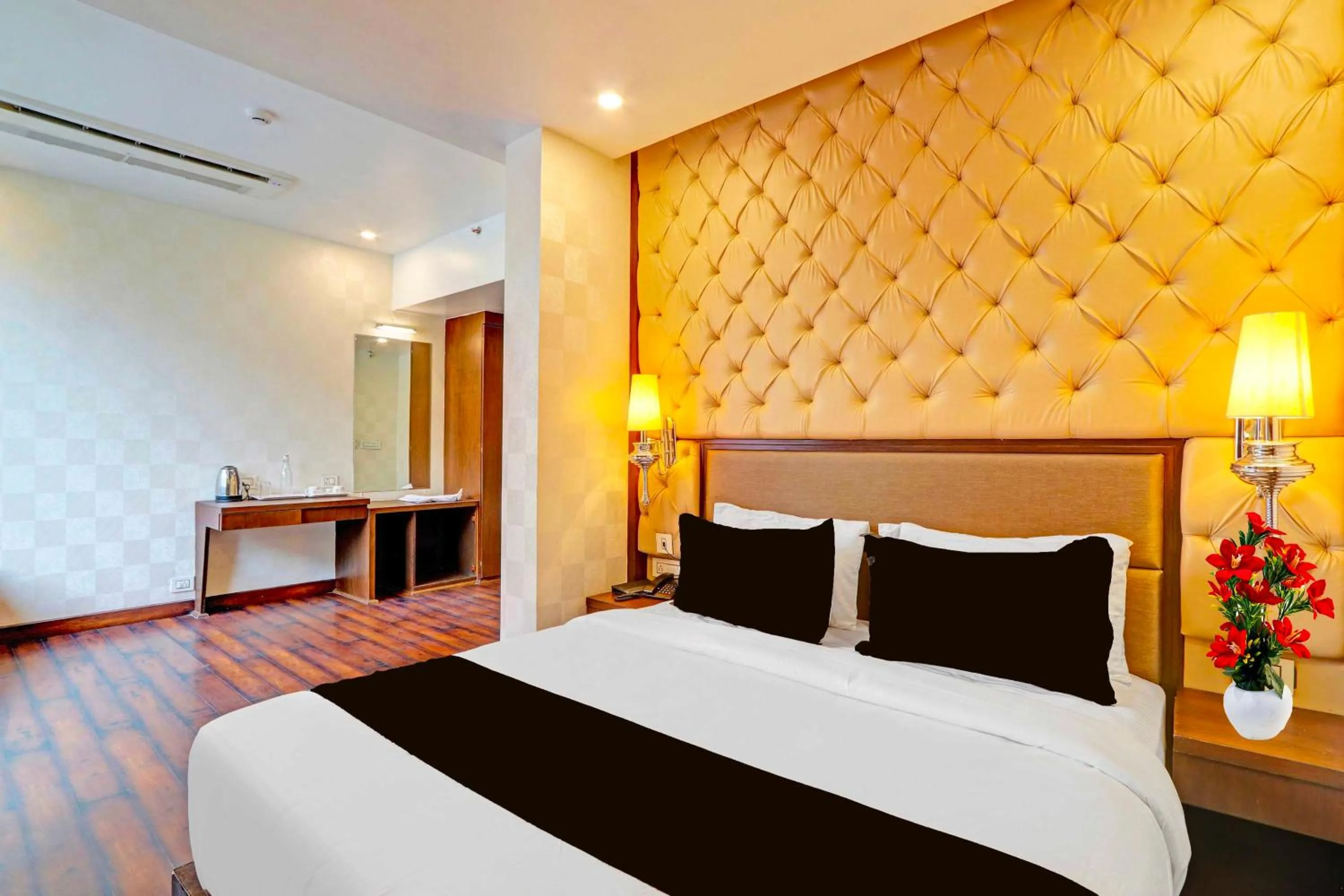 Bedroom, Bed in Townhouse Sitabuldi Railway Station