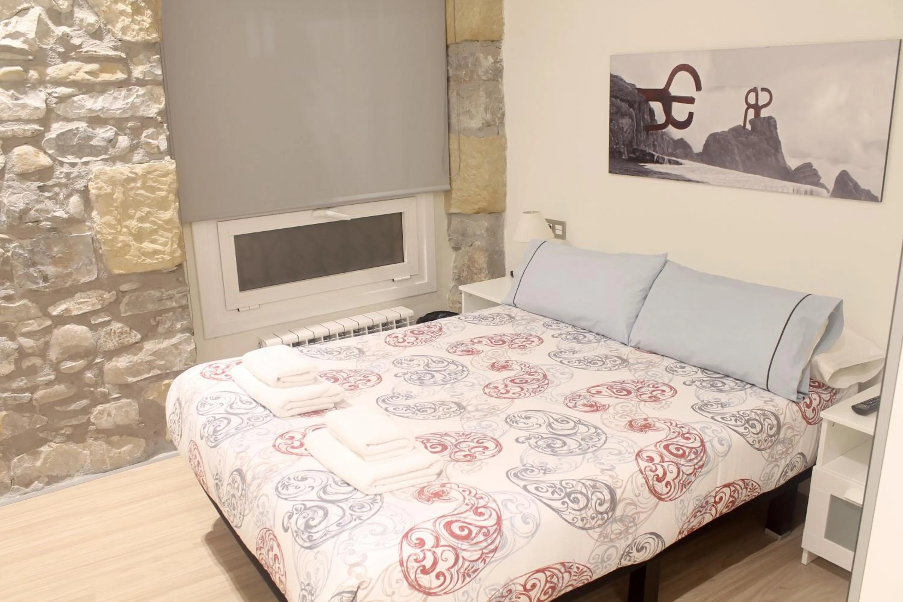 Photo of the whole room, Bed in Talaia HT