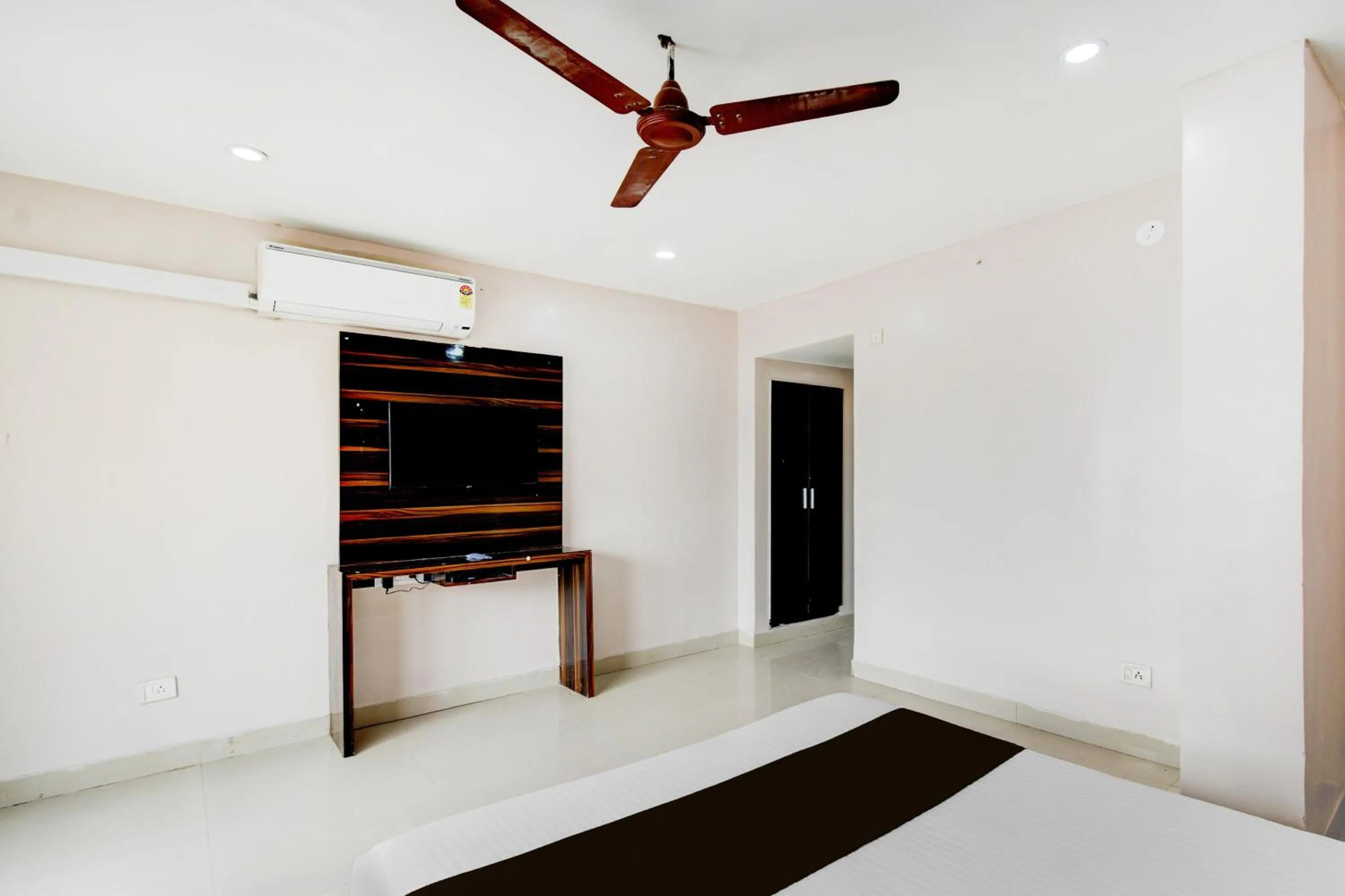 Bedroom, Bed in Super Townhouse Narayanaguda Metro Station Formerly Hotel Anshu Grand