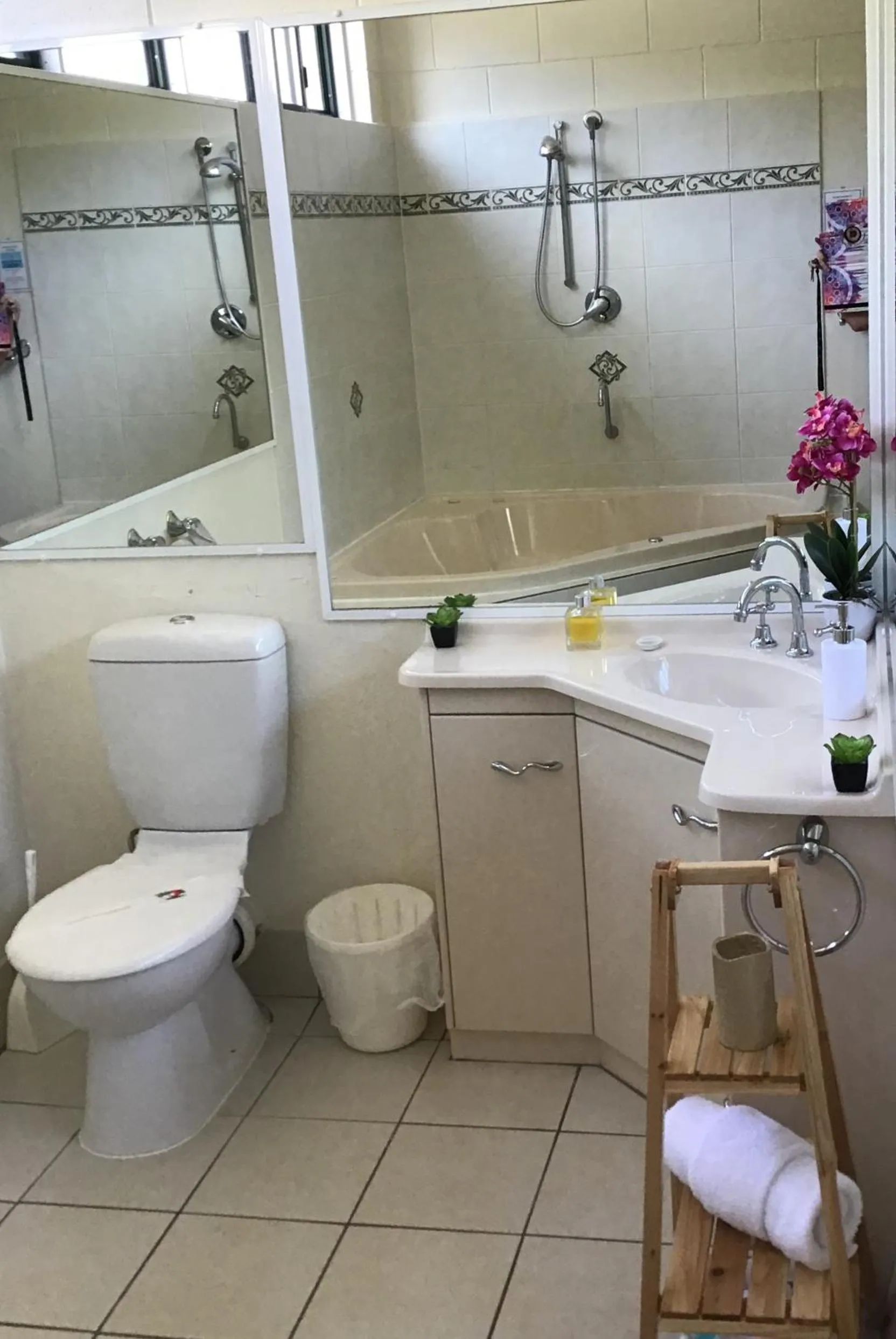 Bathroom in Harbour Lodge Motel