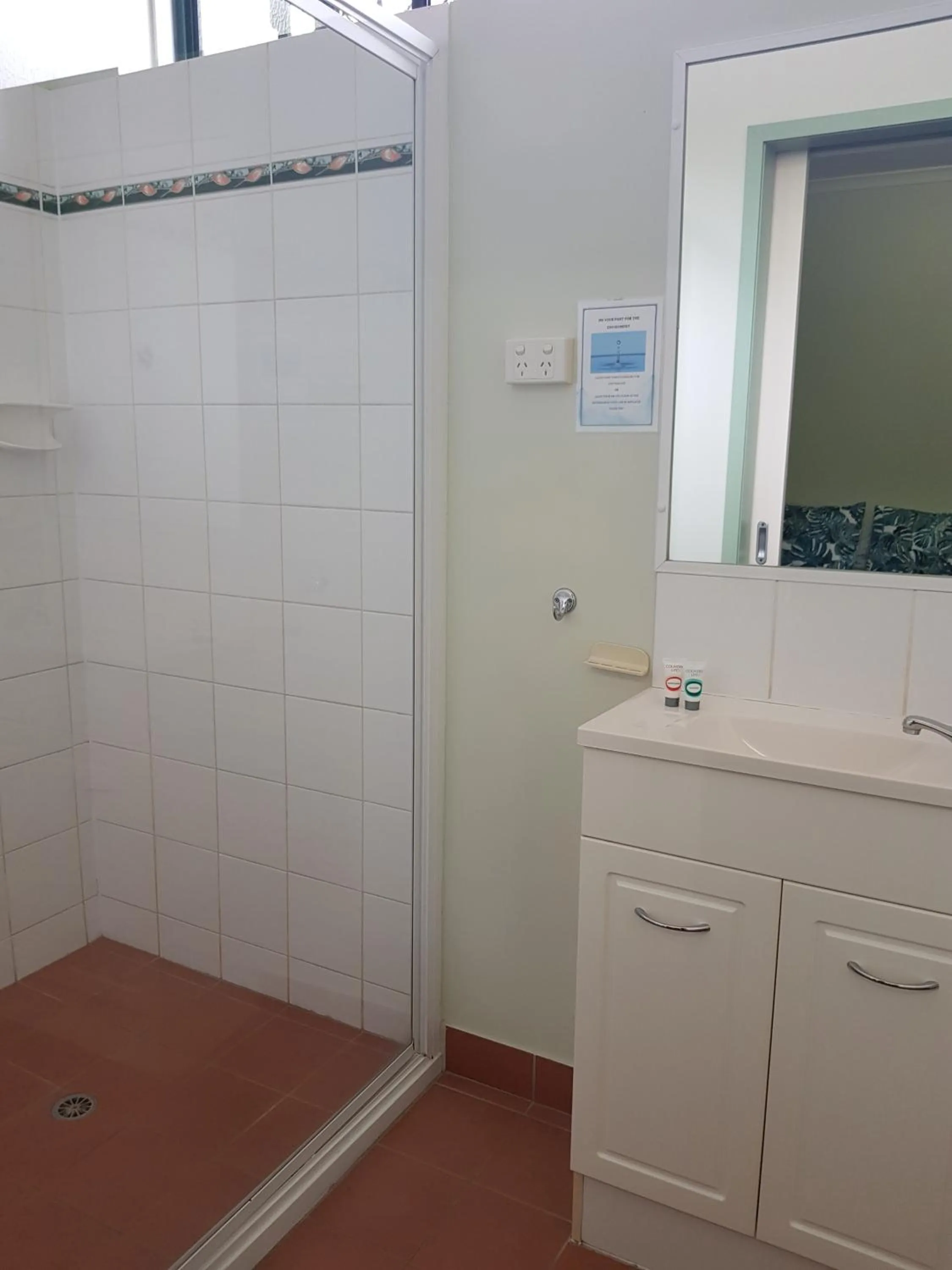 Shower in Harbour Lodge Motel