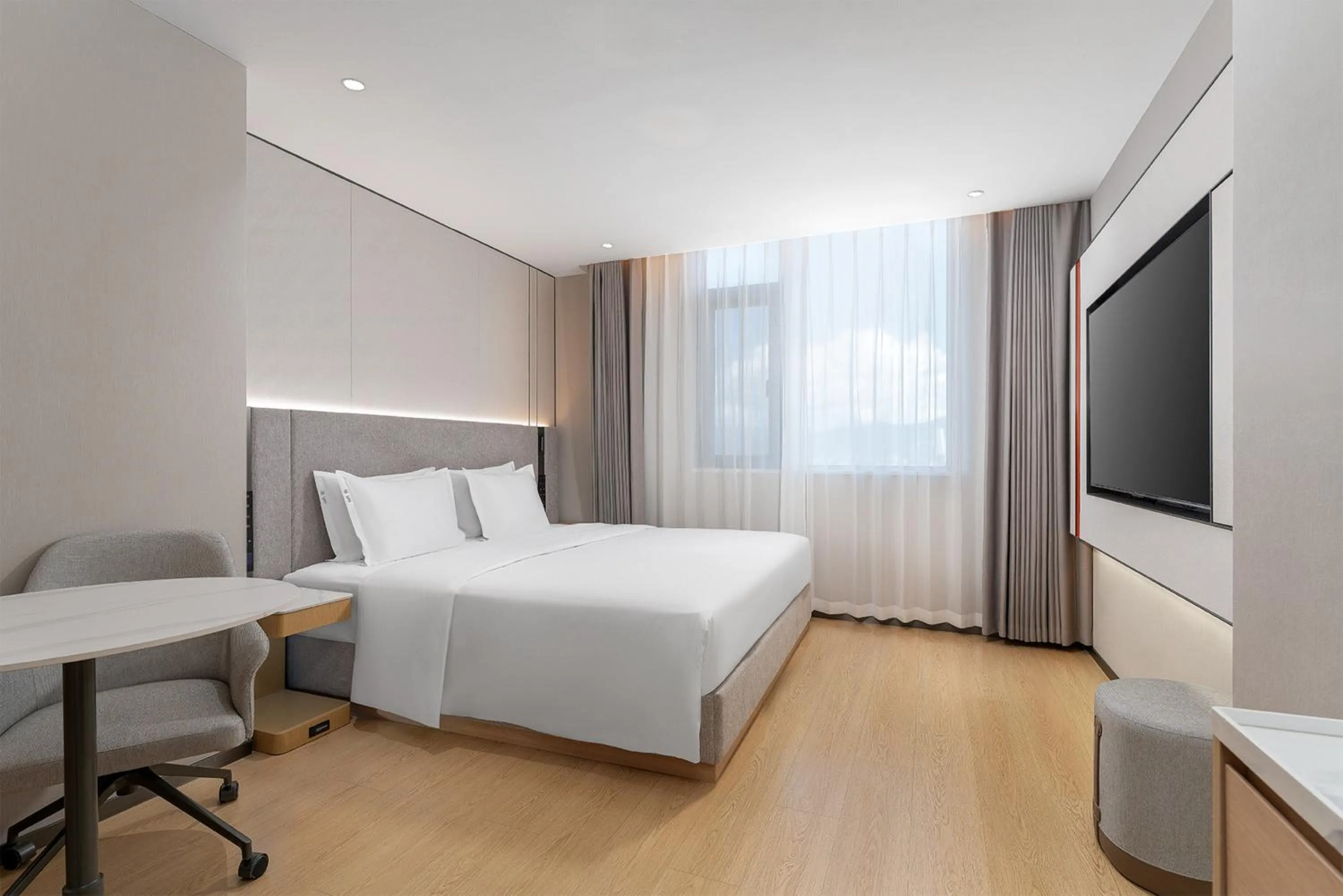 Photo of the whole room, Bed in Holiday Inn Express Lijiang Ancient Town by IHG